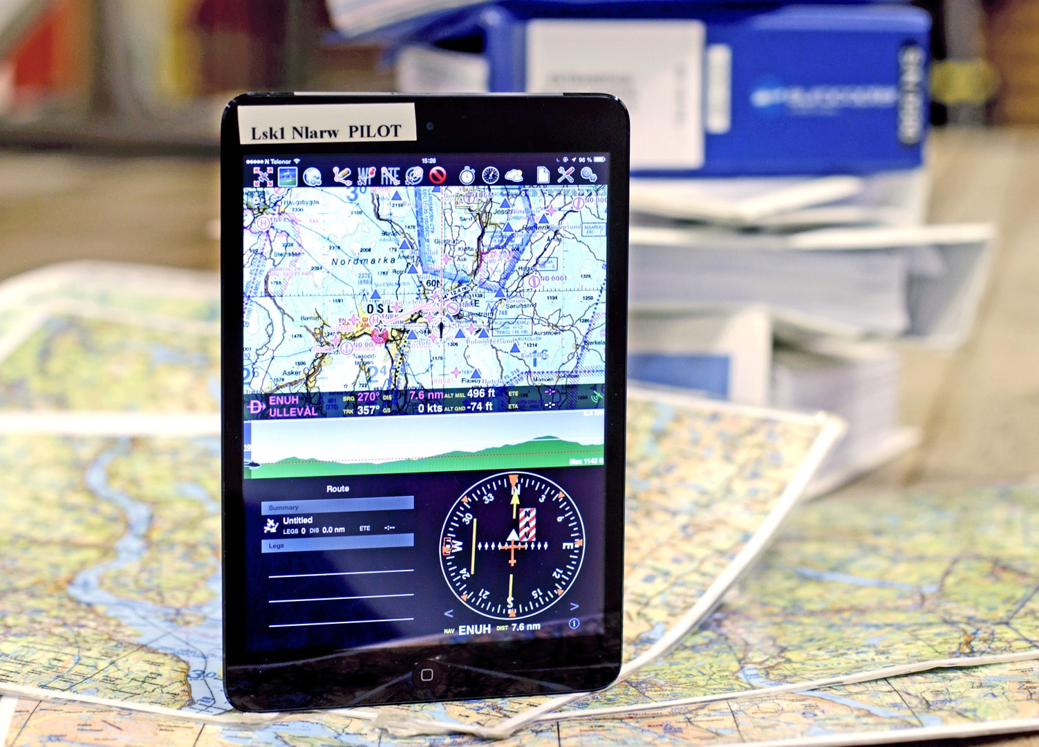 Electronic Flight Bag (EFB) er en iPad mini på 308 gram som mannskapet har med seg i helikopteret.