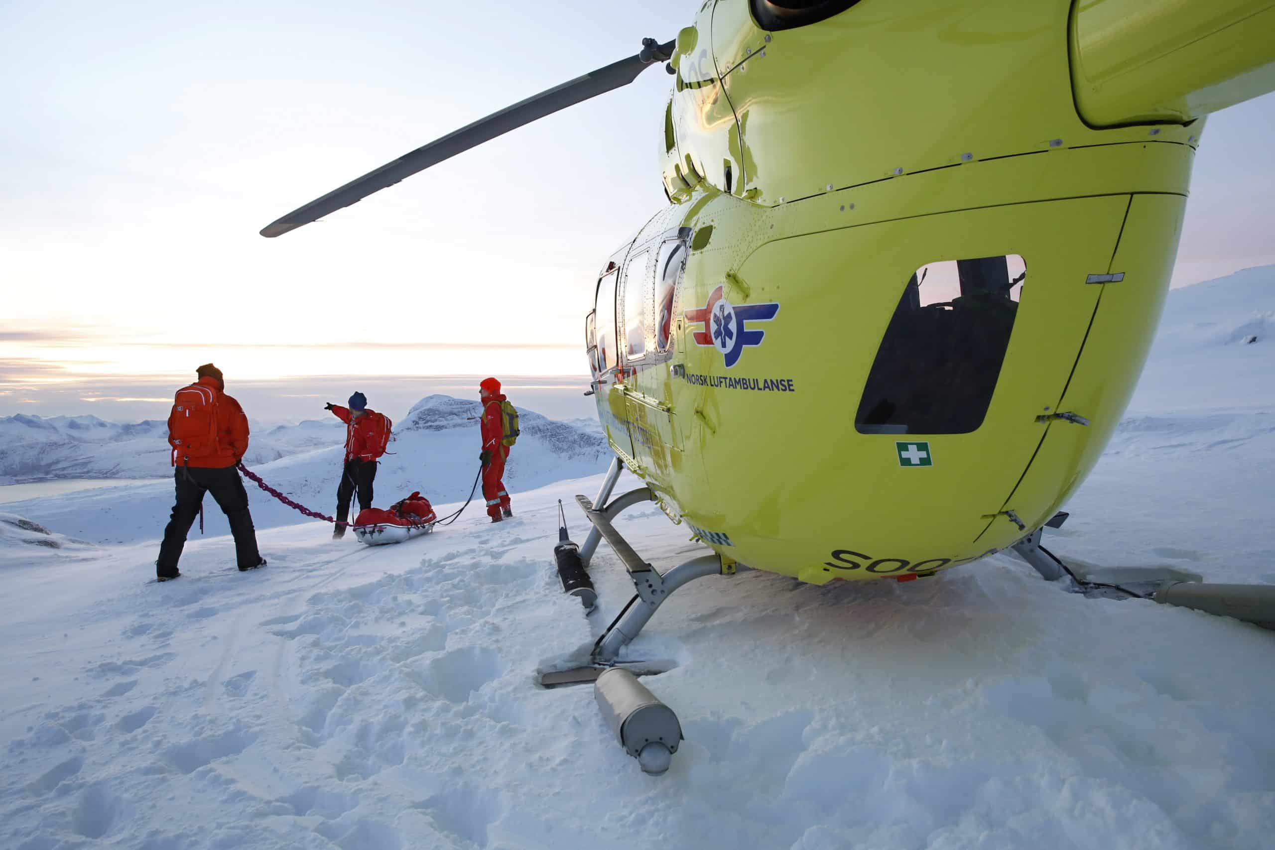Helikopter og mannskap fra Norsk Luftambulanse AS øver på redning i snøskred