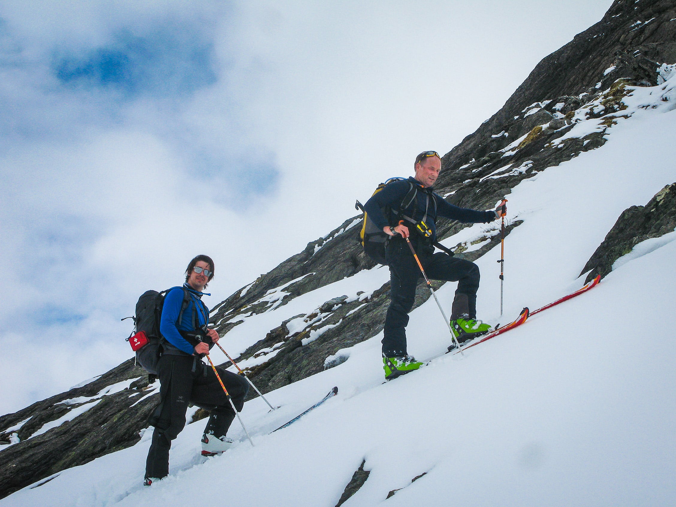 Skigåere på vei opp fjellet på topptur.