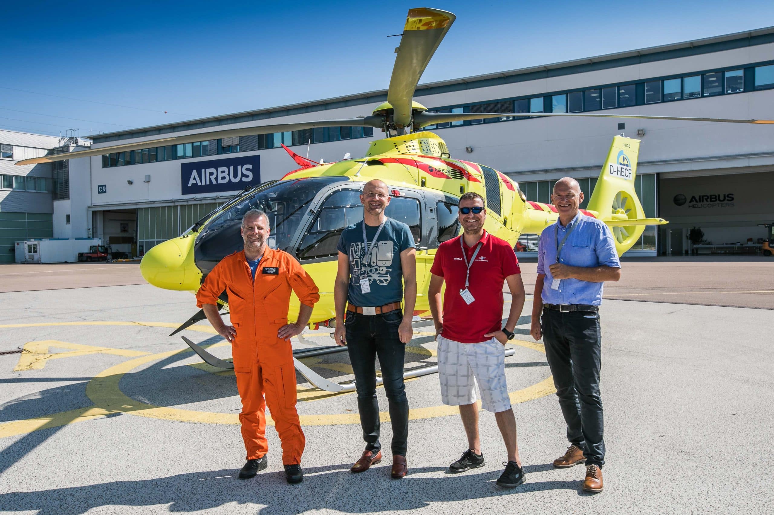 Representanter fra SNLA og Airbus står foran et legehelikopter