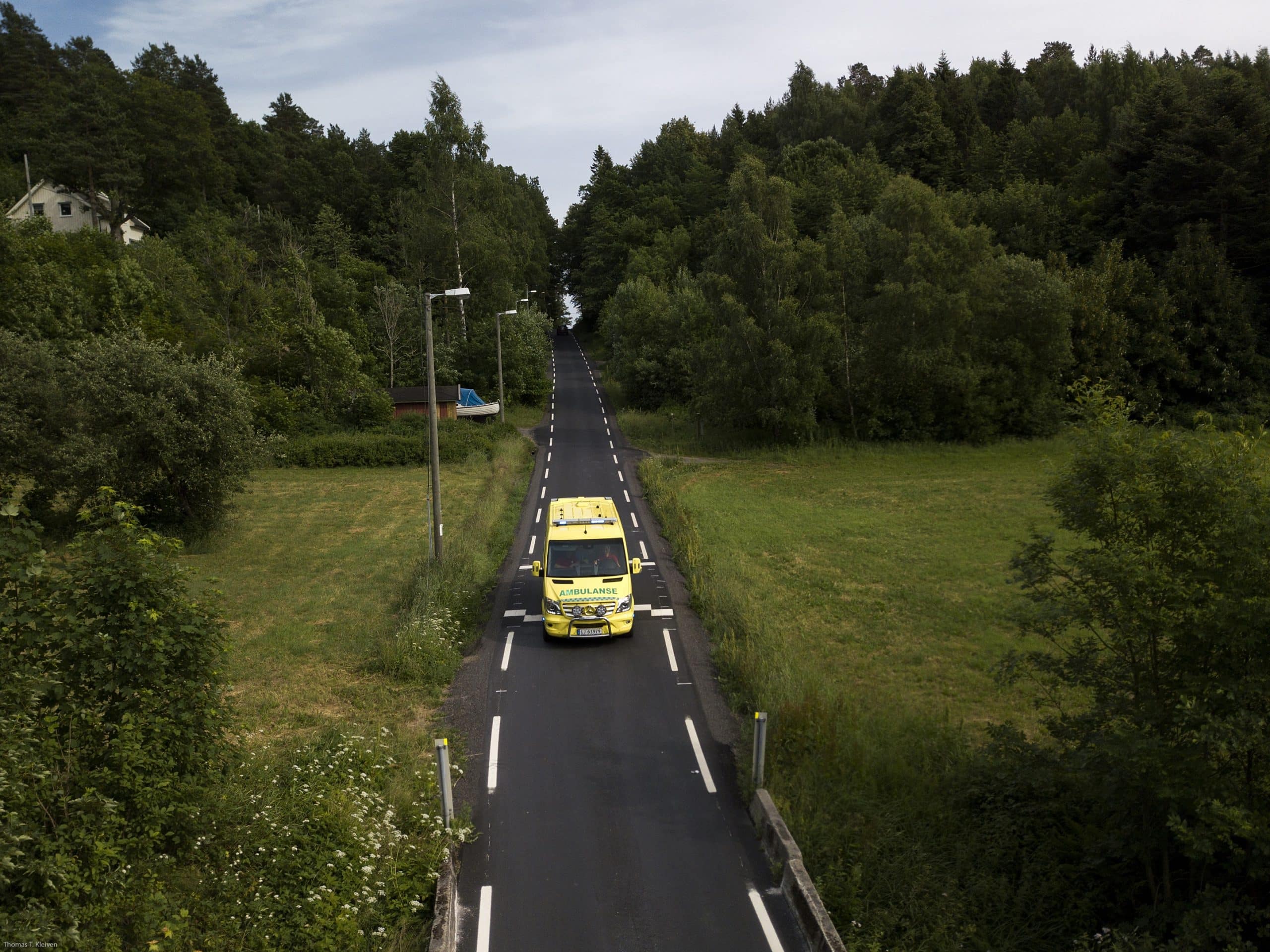 Infarktambulansen kjører på veiene ved Arendal. FOTO: THOMAS KLEIVEN