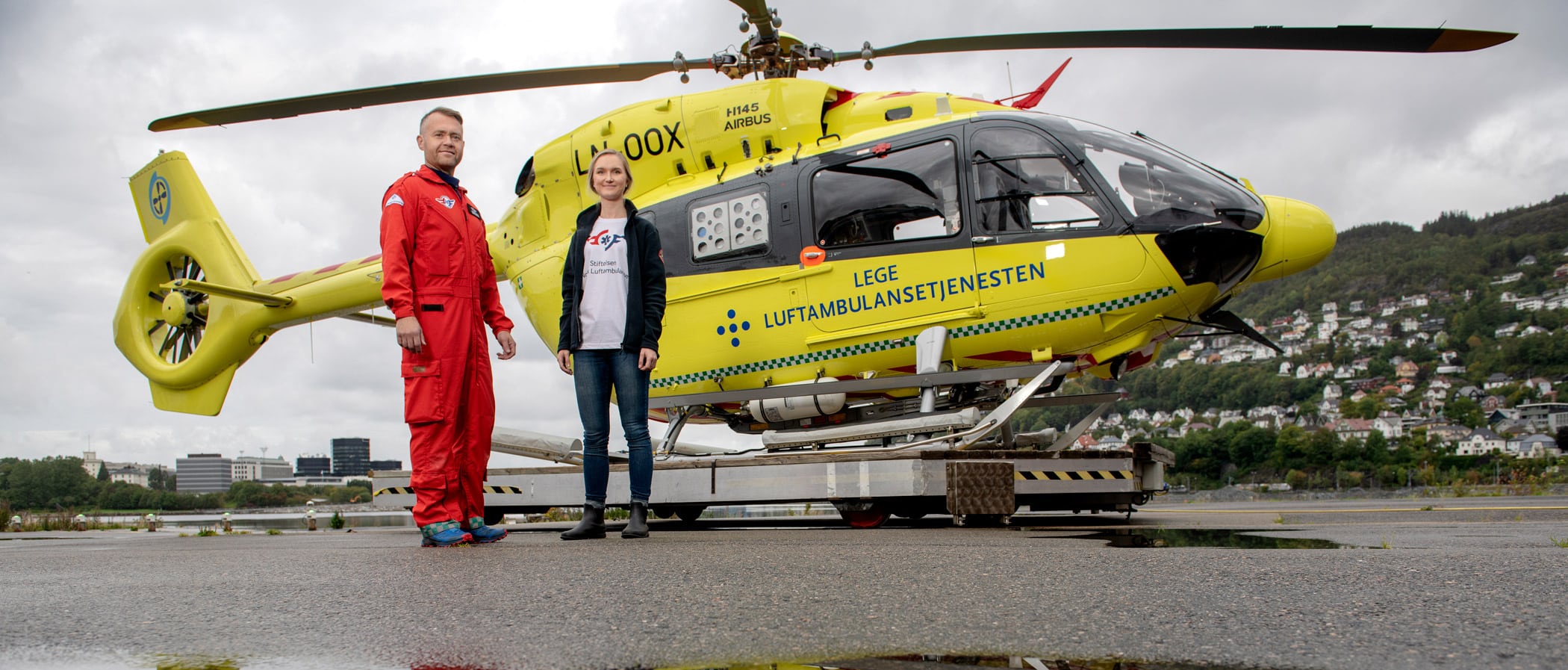 Redningsmann Anders Kroken og stipendiat Tine Almenning Eide foran et helikopter i Bergen