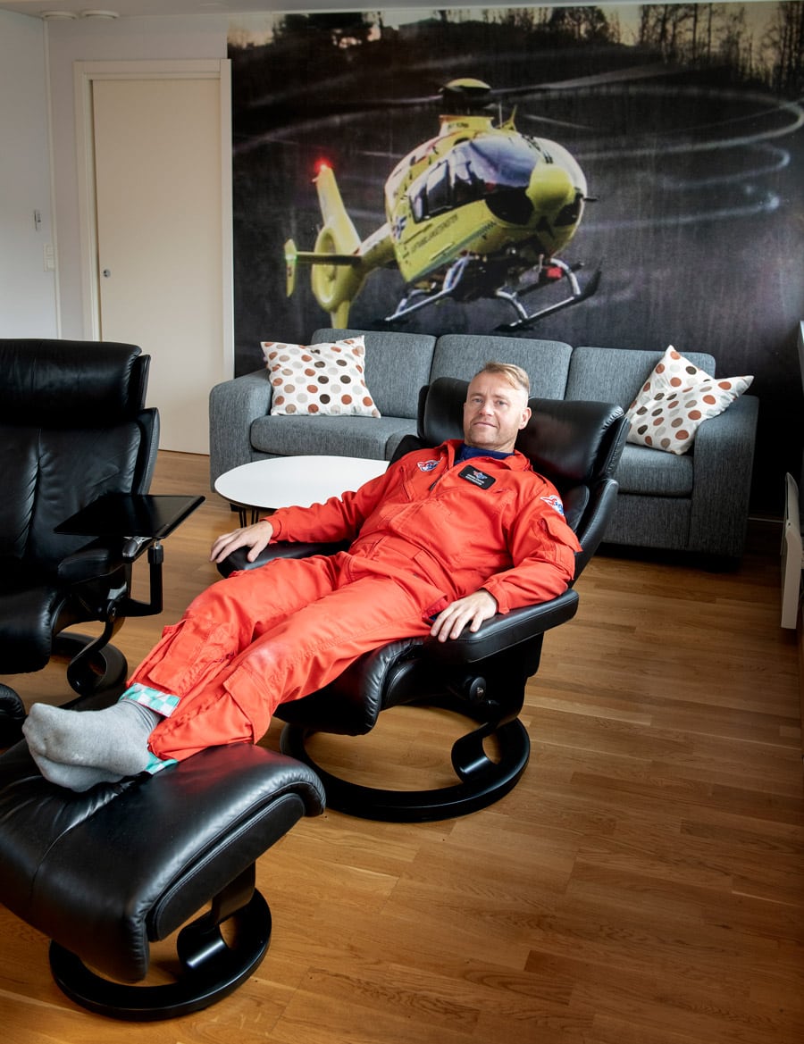 redningsmann Anders Kroken, her i stuen på basen i Bergen