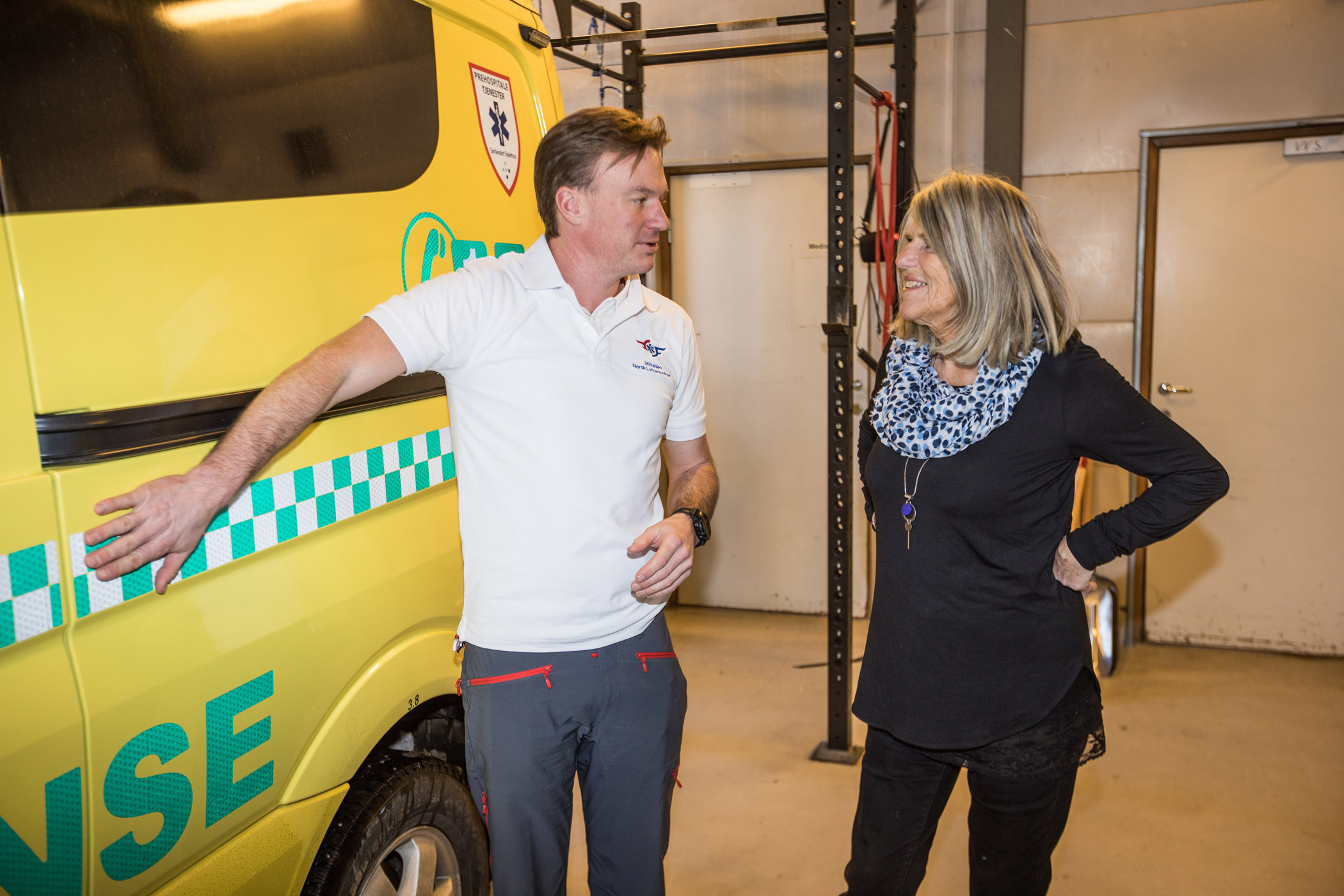 Stipendiat Lars Jacobsen og støttespiller Randi Olava Hauge foran ambulansen.