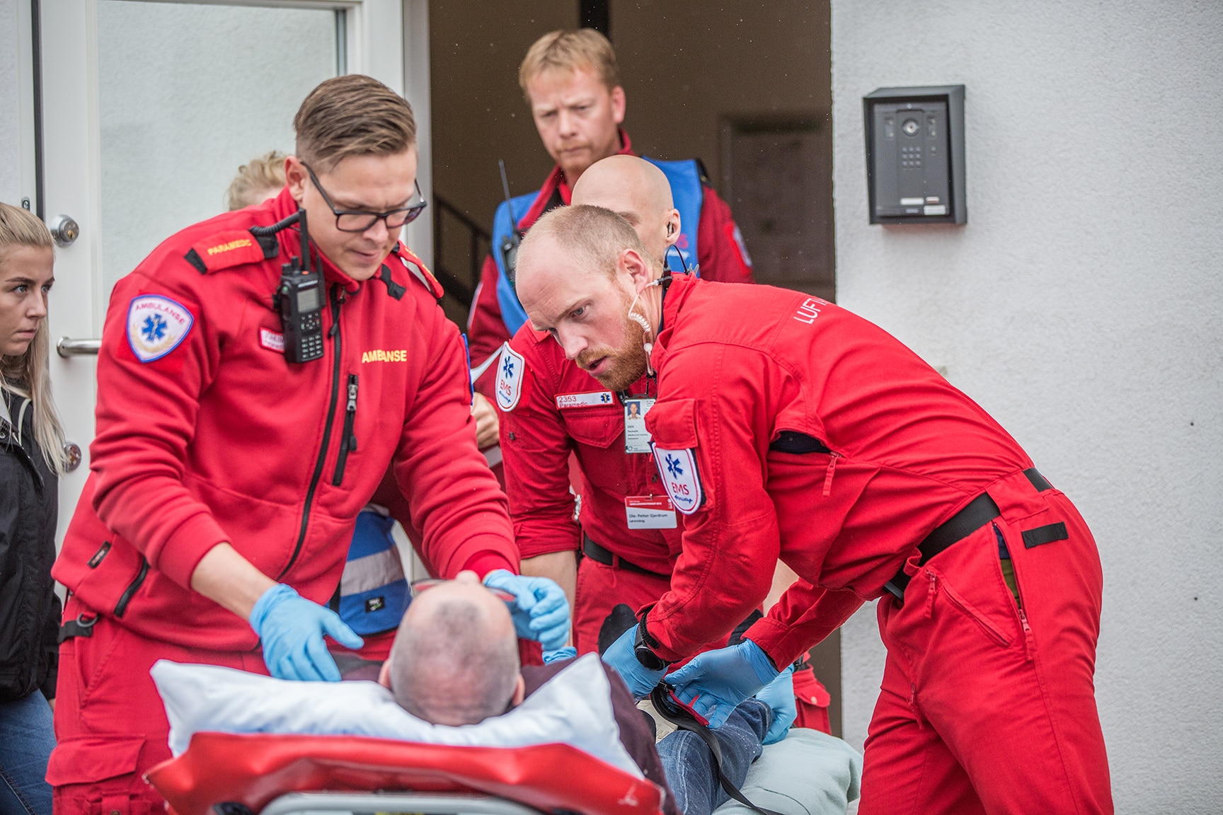 Joakim Rix og Magnus Wethal hjelper en pasient