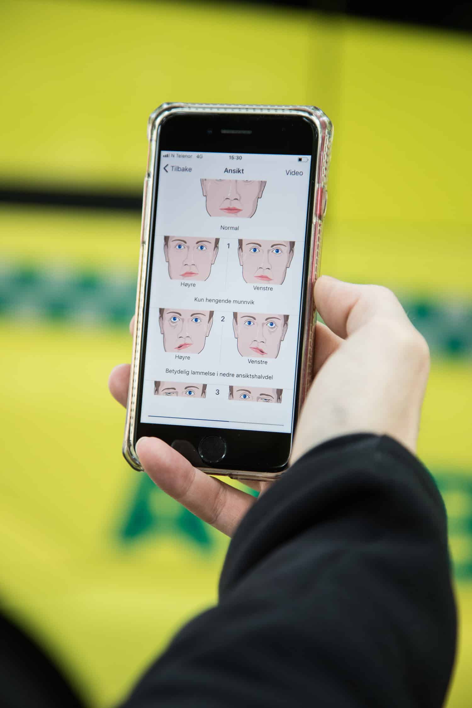 Ambulansepersonell i Oslo skal ta i bruk en app som er spesialutviklet av Stiftelsen Norsk Luftambulanse for å avdekke mulig hjerneslag og forhåpentligvis spare tid til innleggelse.