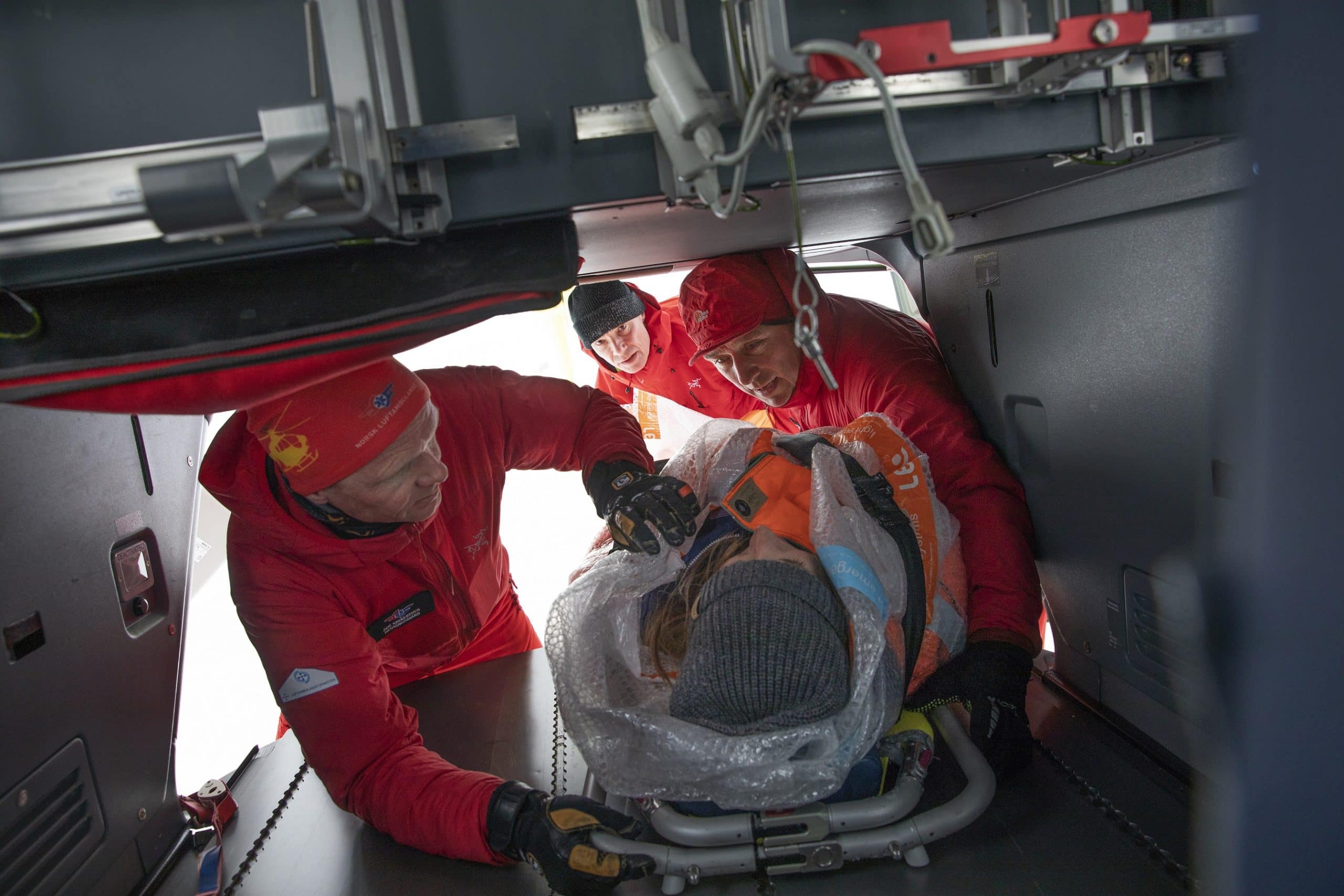 No one saves lives alone! Therefore, the Norwegian Air Ambulance Foundation is strengthening the entire rescue chain with training and new knowledge through skill development.