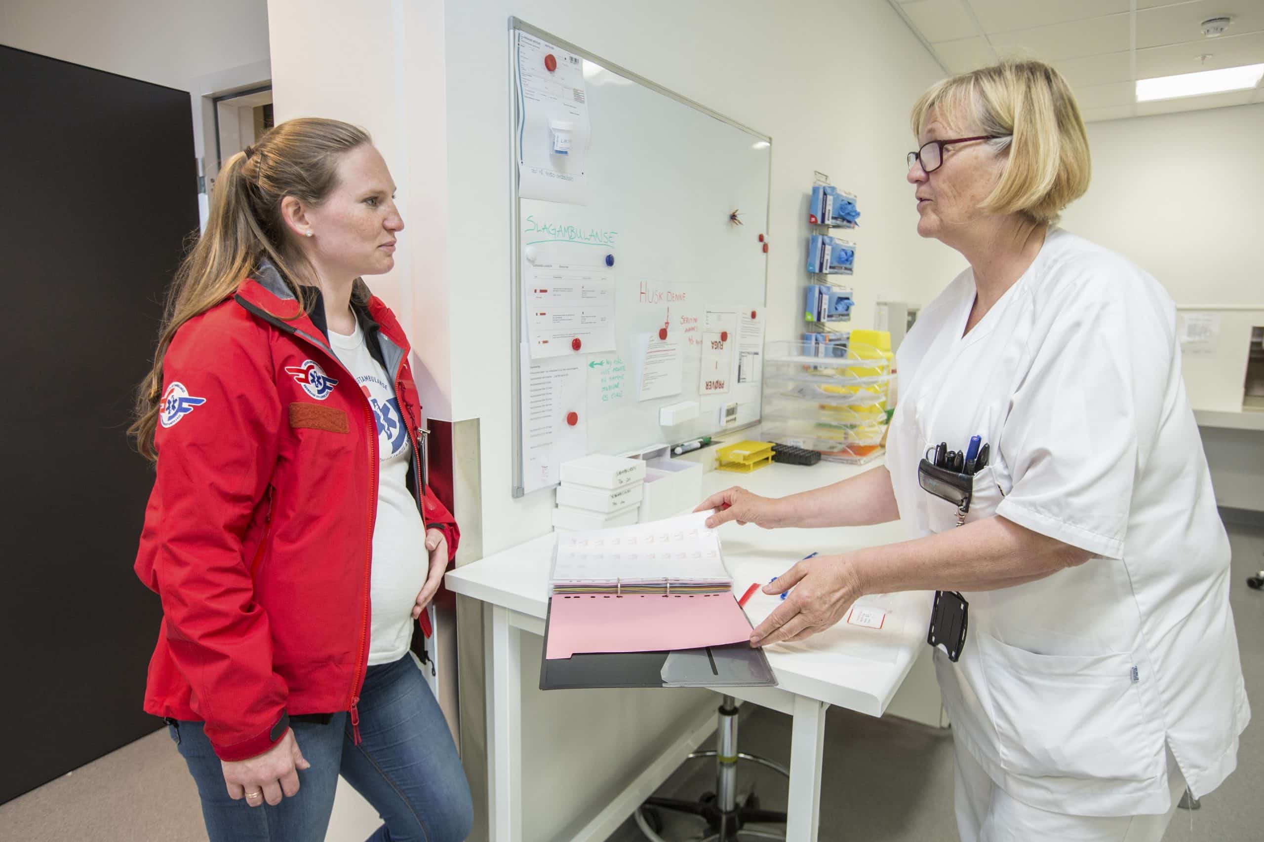 Stipendiater Karianne Larsen og Henriette Solberg jobber med biomarkørstudie på slagambulansen.
