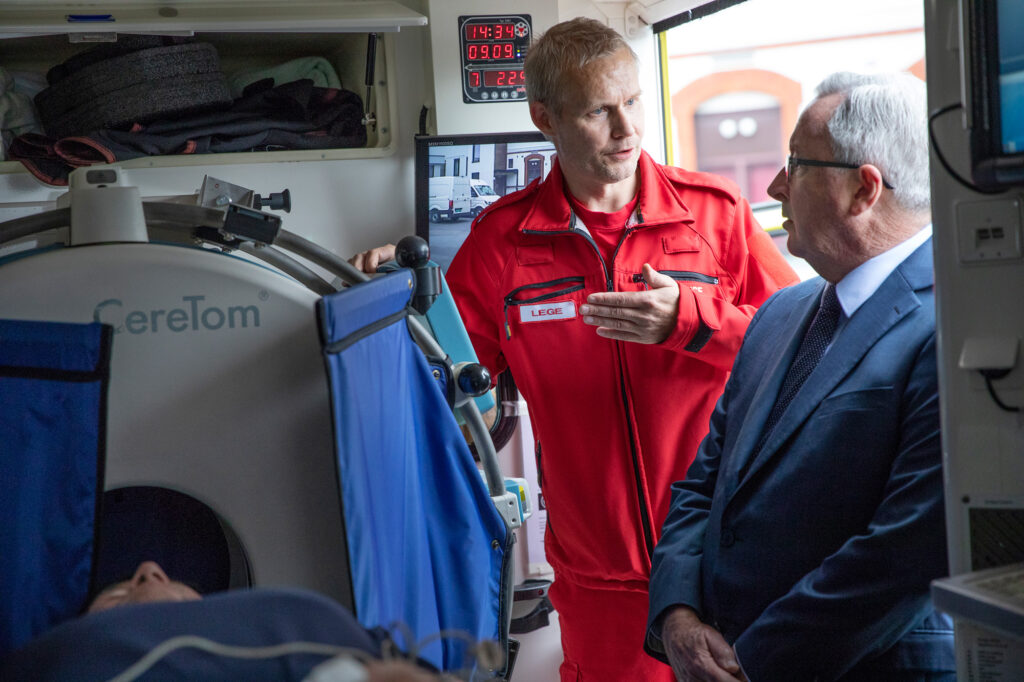 Anestesilege Anders Monstad og Brad Hazzard, som er helseminister for delstaten New South Wales i Australia.