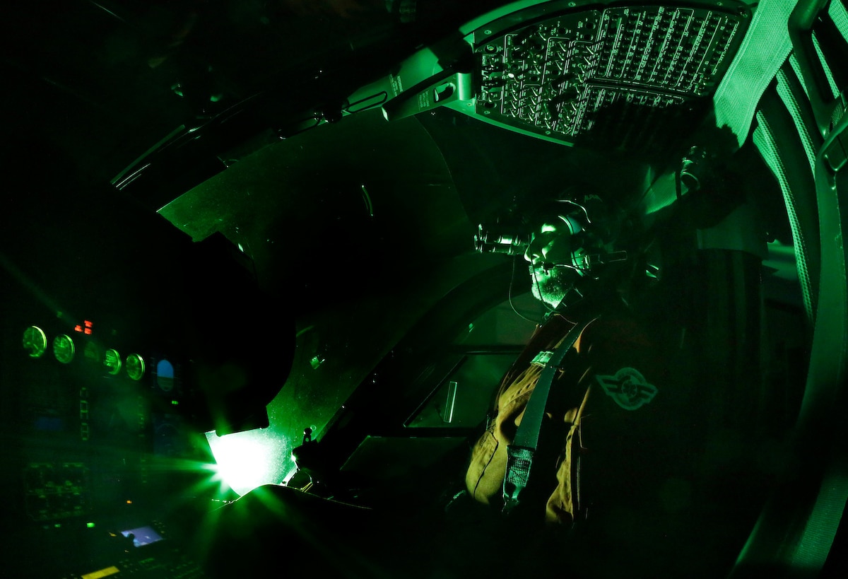 Lysforsterkningsbriller, eller Night Vision Goggles, lar pilotene i norsk luftambulansen se i mørket