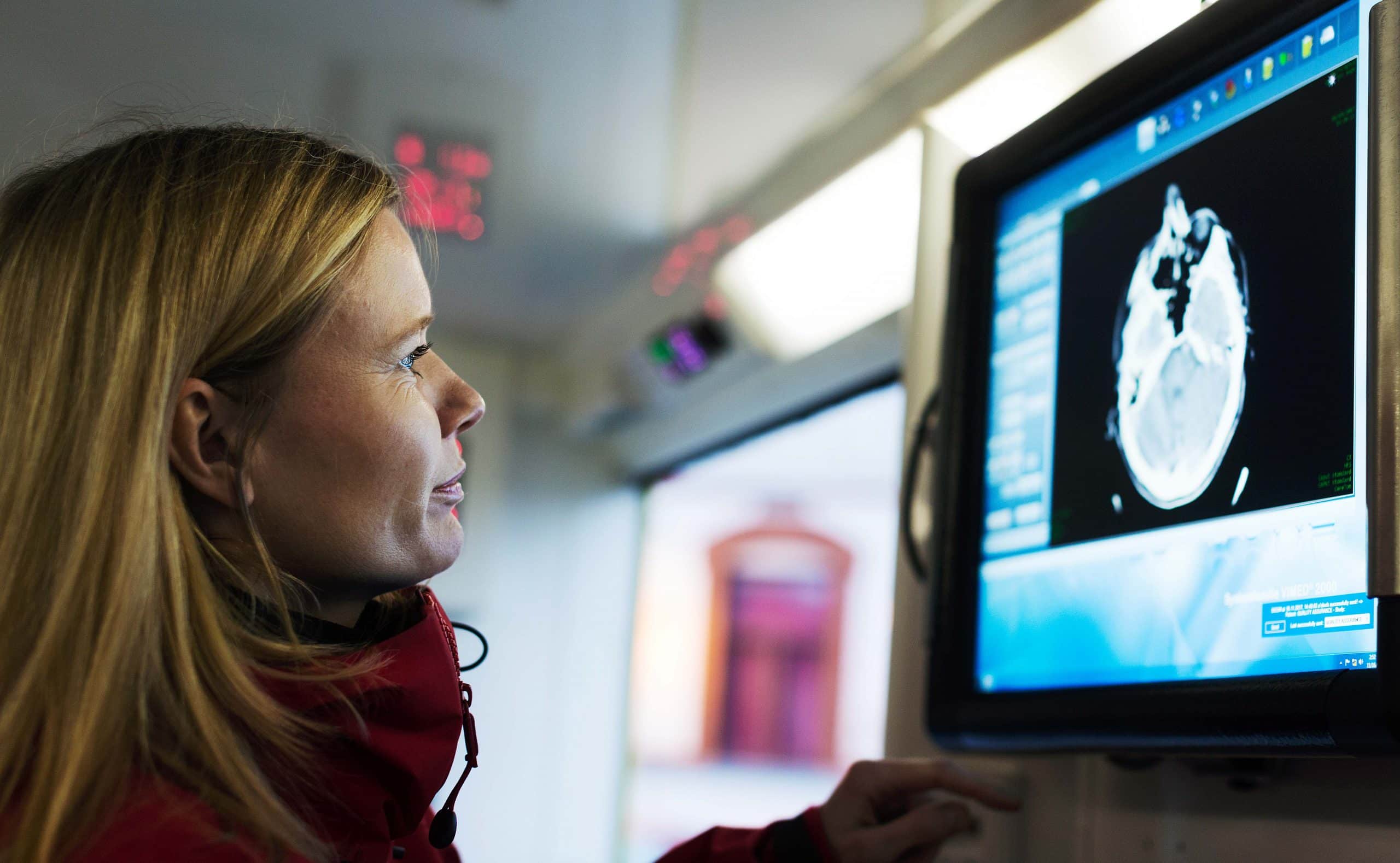 Doktorgradsstipendiat Karianne Larsen ser på monitor med bilde av en hjerne.