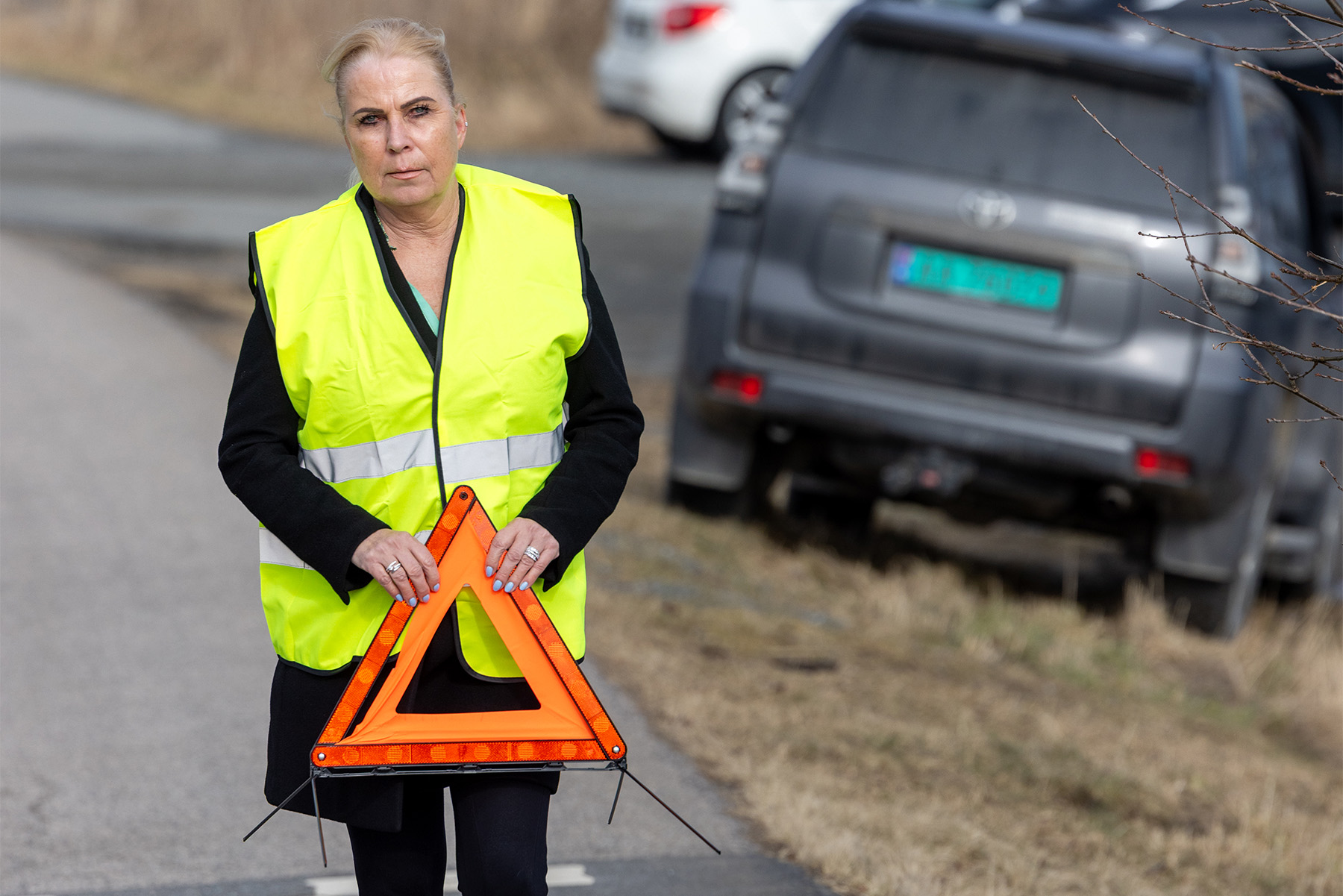 Person med refleksvest og varseltrekant