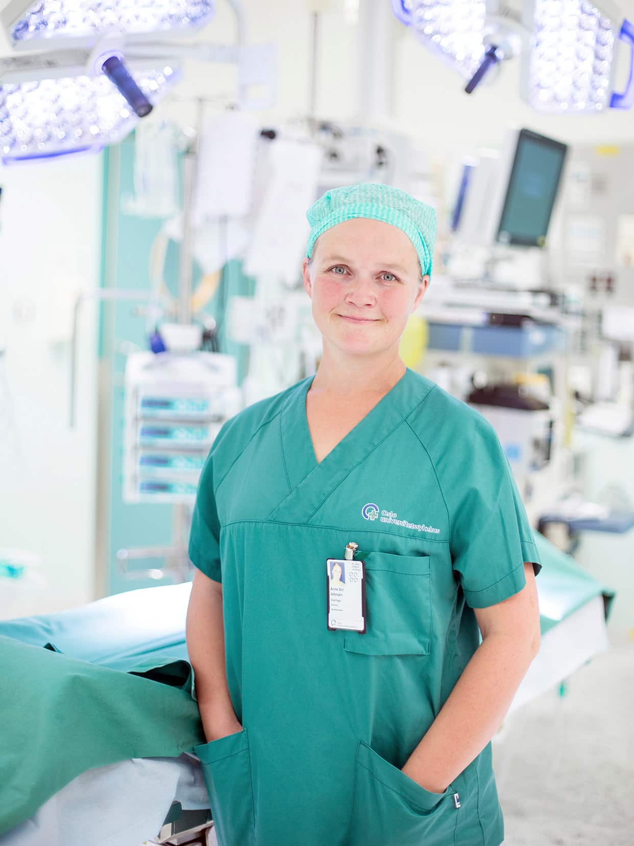 Forsker Anne Siri Johnsen i grønn legefrakk på operasjonssal