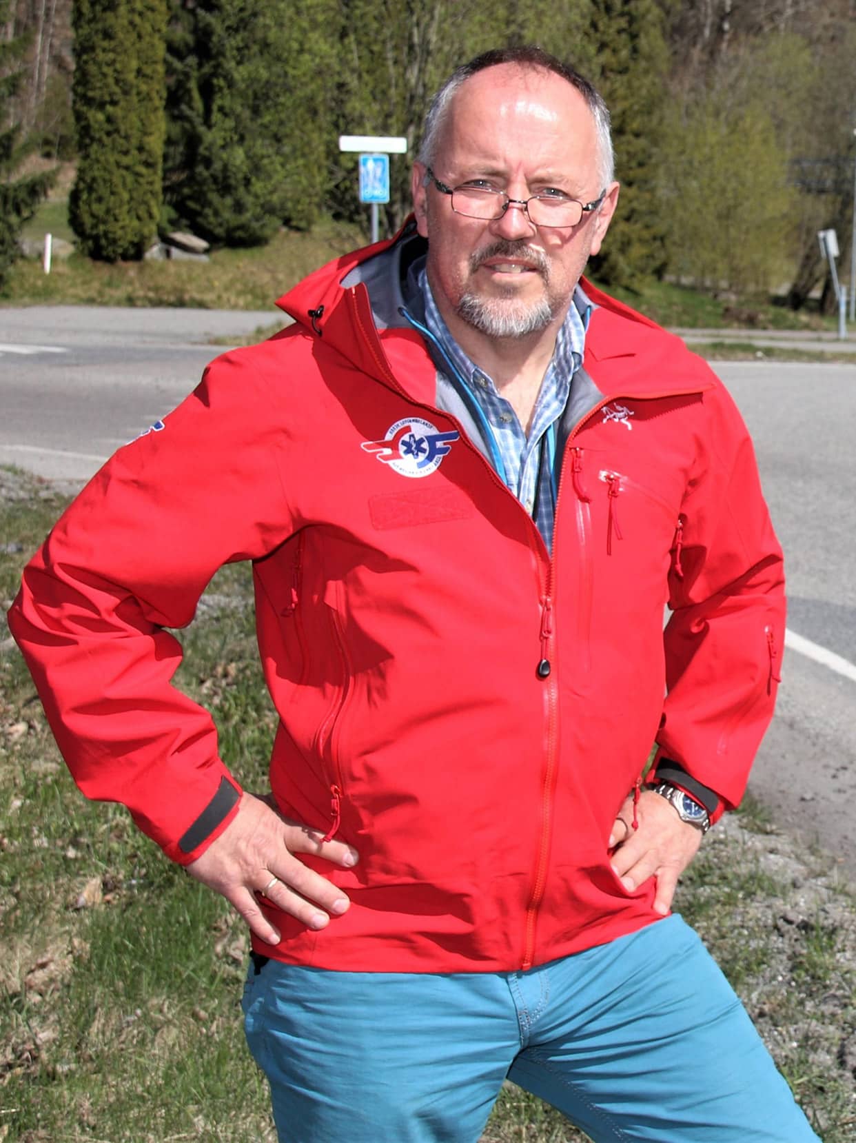 Knut Styrkson står i profiljakke ved veikryss