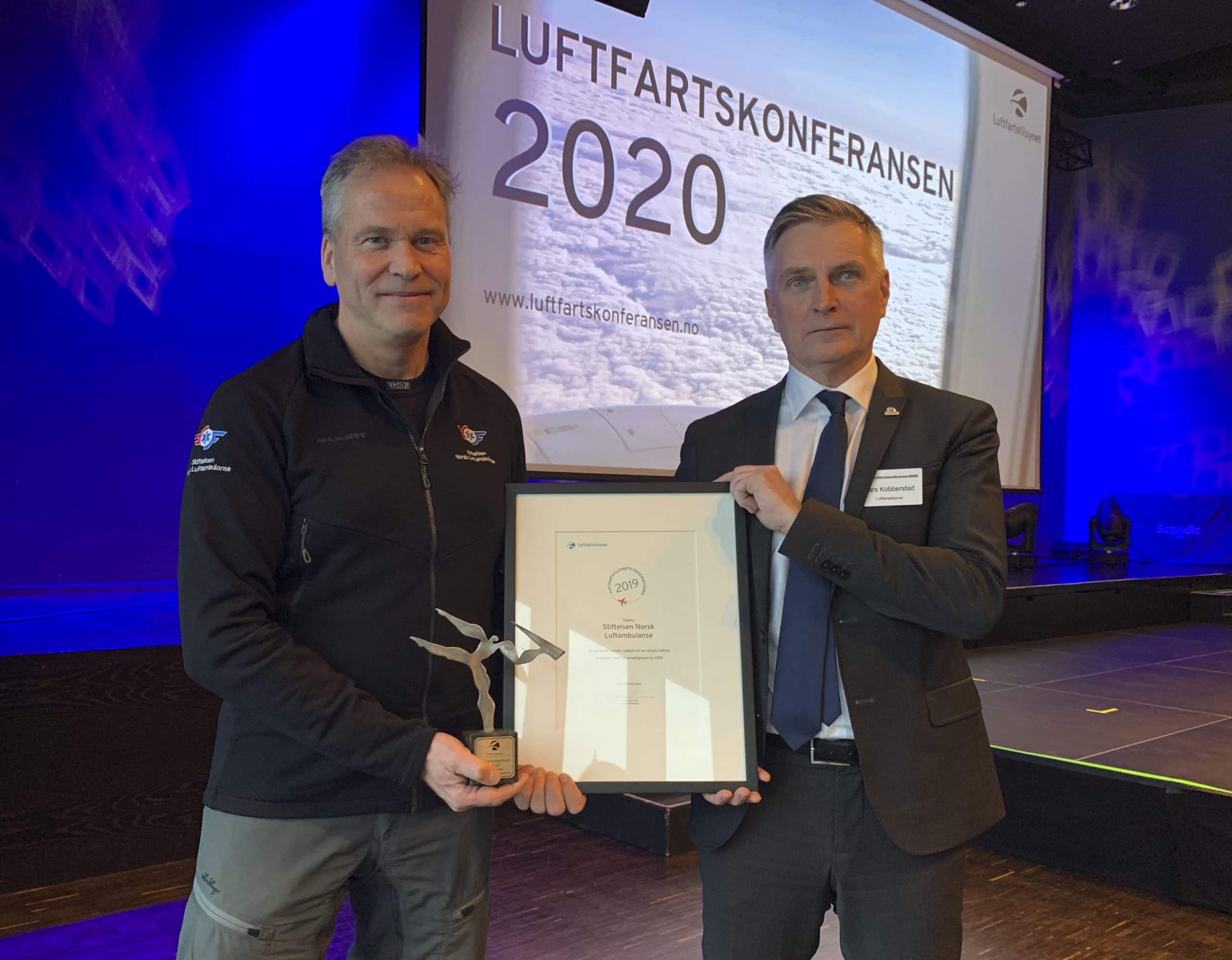 Hans Morten Lossius mottok prisen på scenen fra luftfartsdirektør Lars Kobberstad.