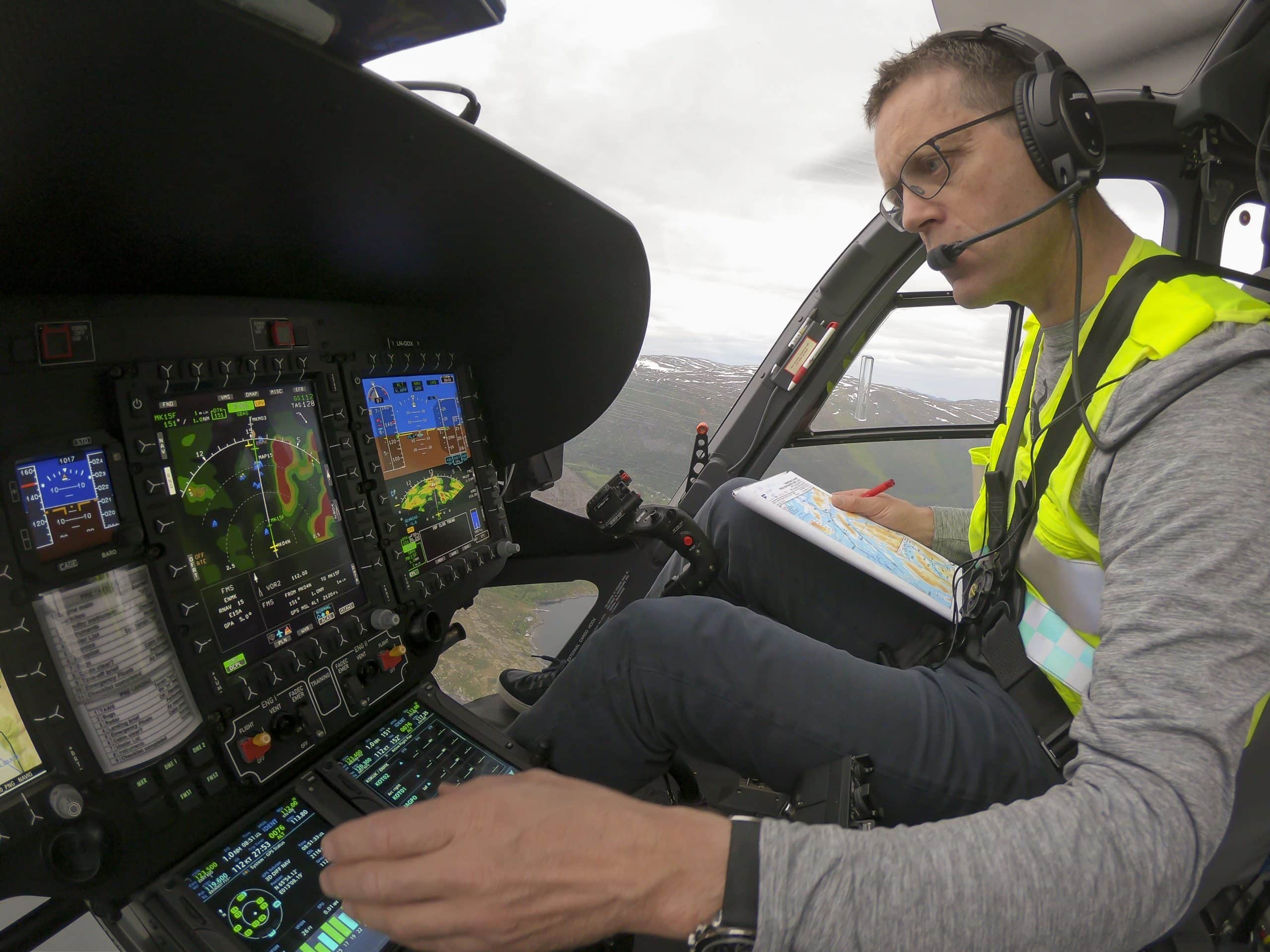 Pilot Lars Amdal lager en ny innflygingsrute for helikopter. Slik kan legehelikopteret fly når sikten er dårlig.