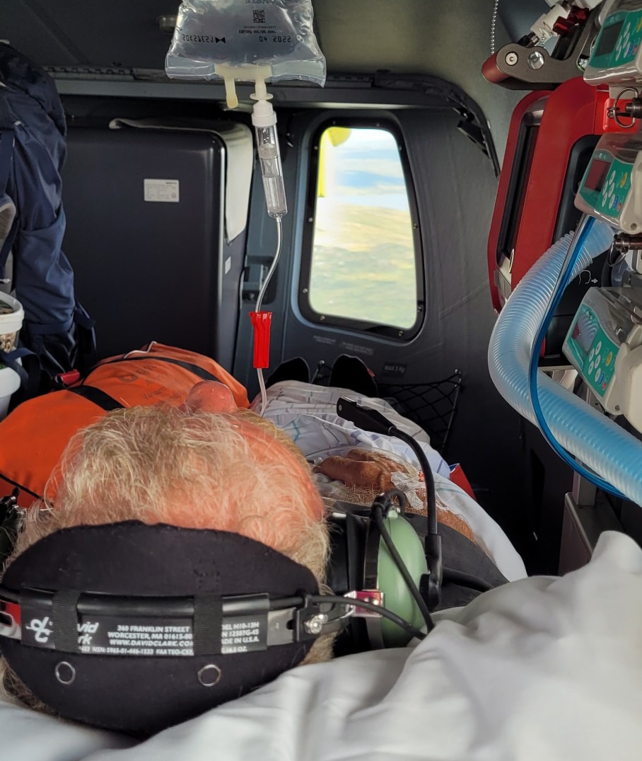 Ola ligger i legehelikopteret på vei fra hytta til sykehuset i Trondheim.