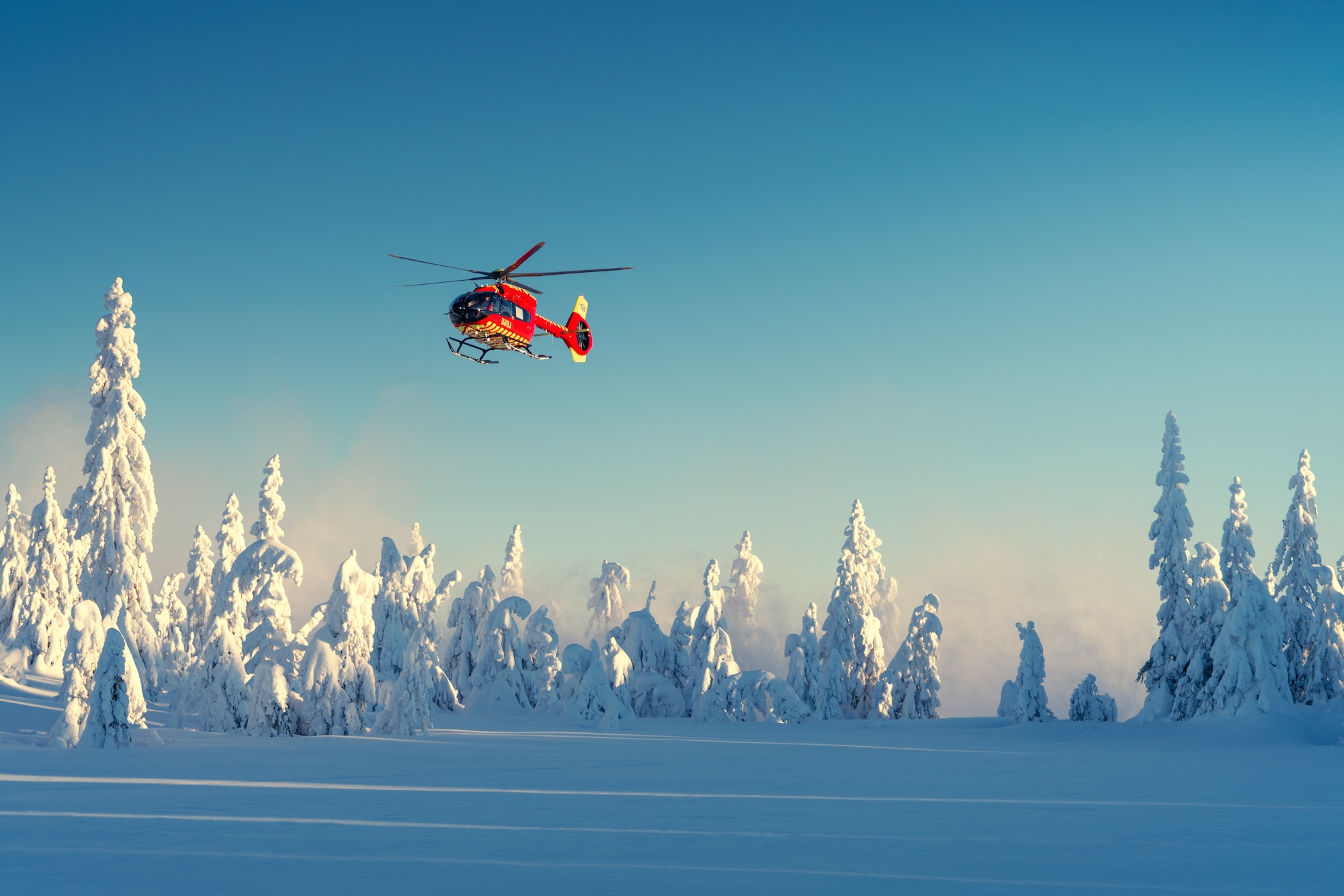 Helikopter i vinterlandskap