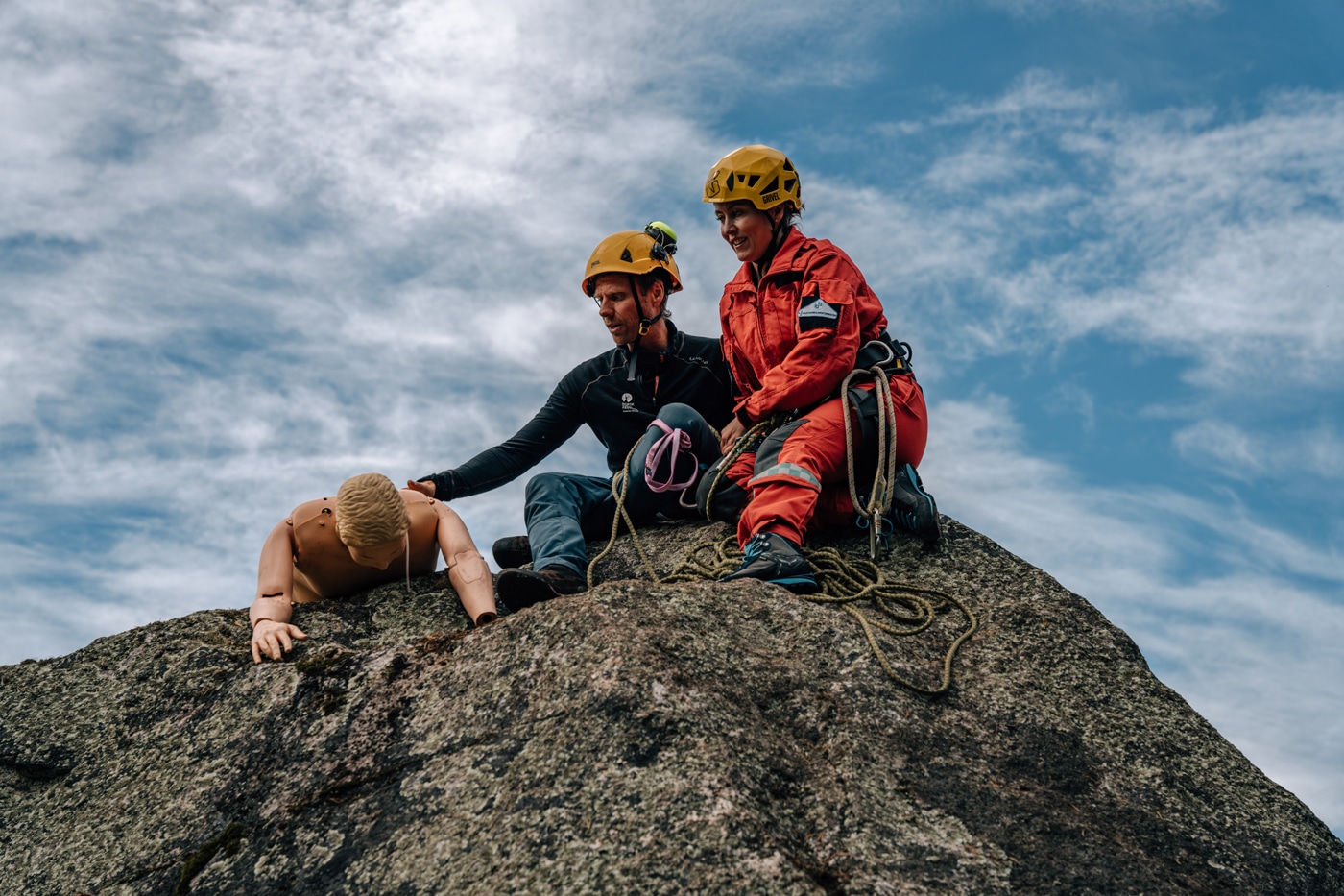 Her øver luftambulanselege Toril Munthe Strickert fra Kirkenes-basen sammen med Halvor Hagen, som er profesjonell tindevegleder, klatrer og frivillig i NARG.