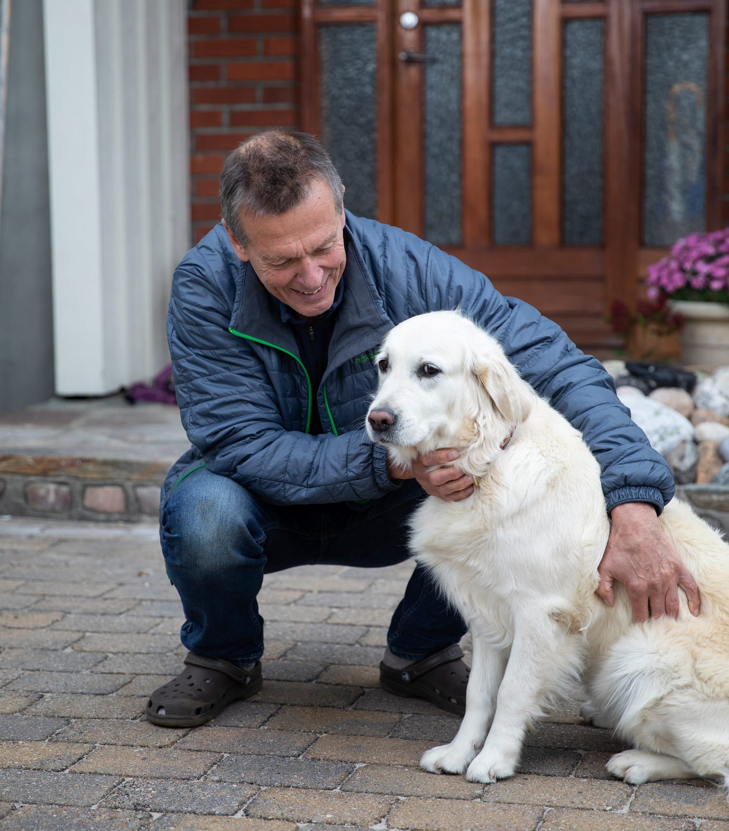 Bjørn Bjerkan med hunden sin utenfor boligen