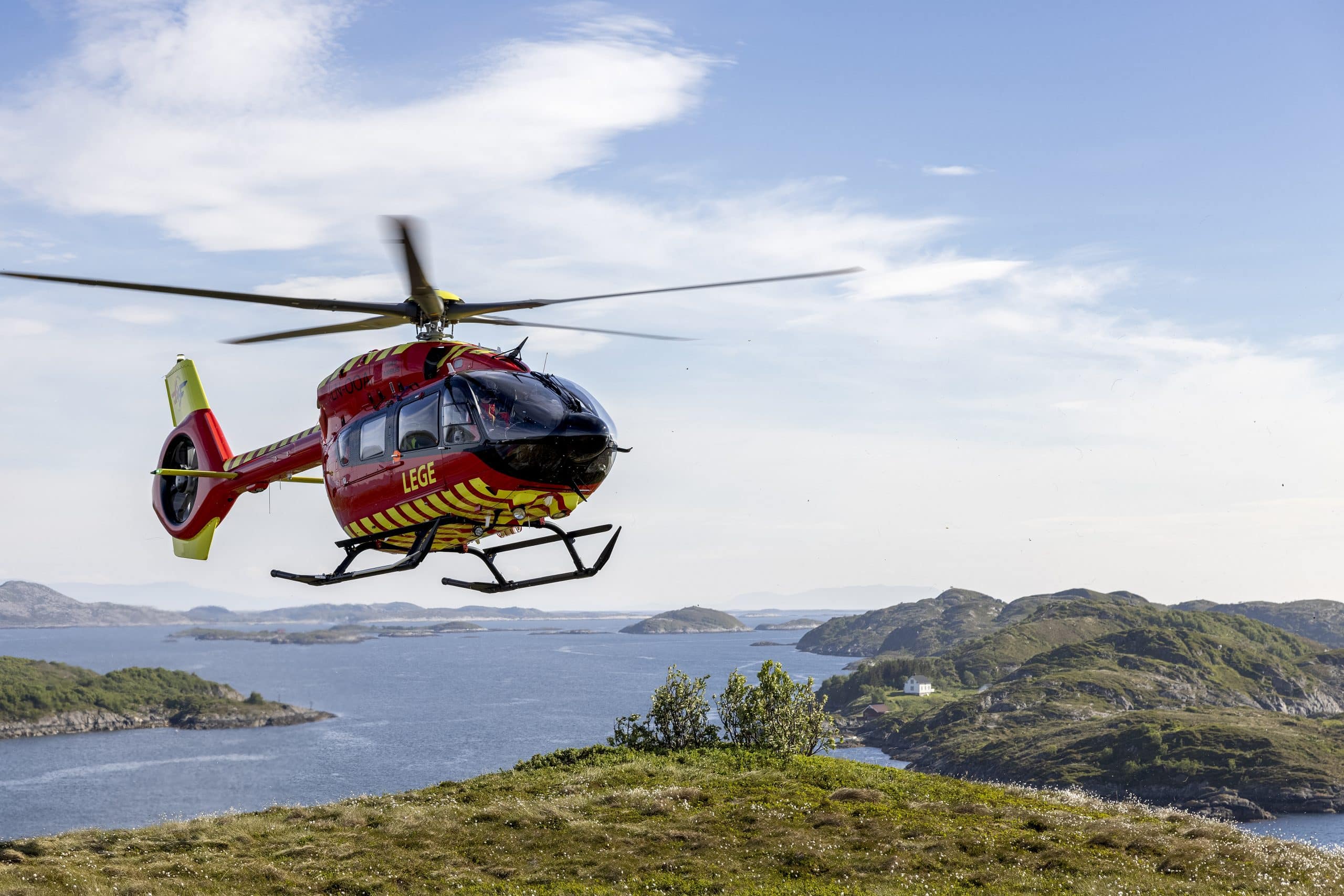 Luftambulanens utviklingshelikopter fotografert ved Brønnøysund