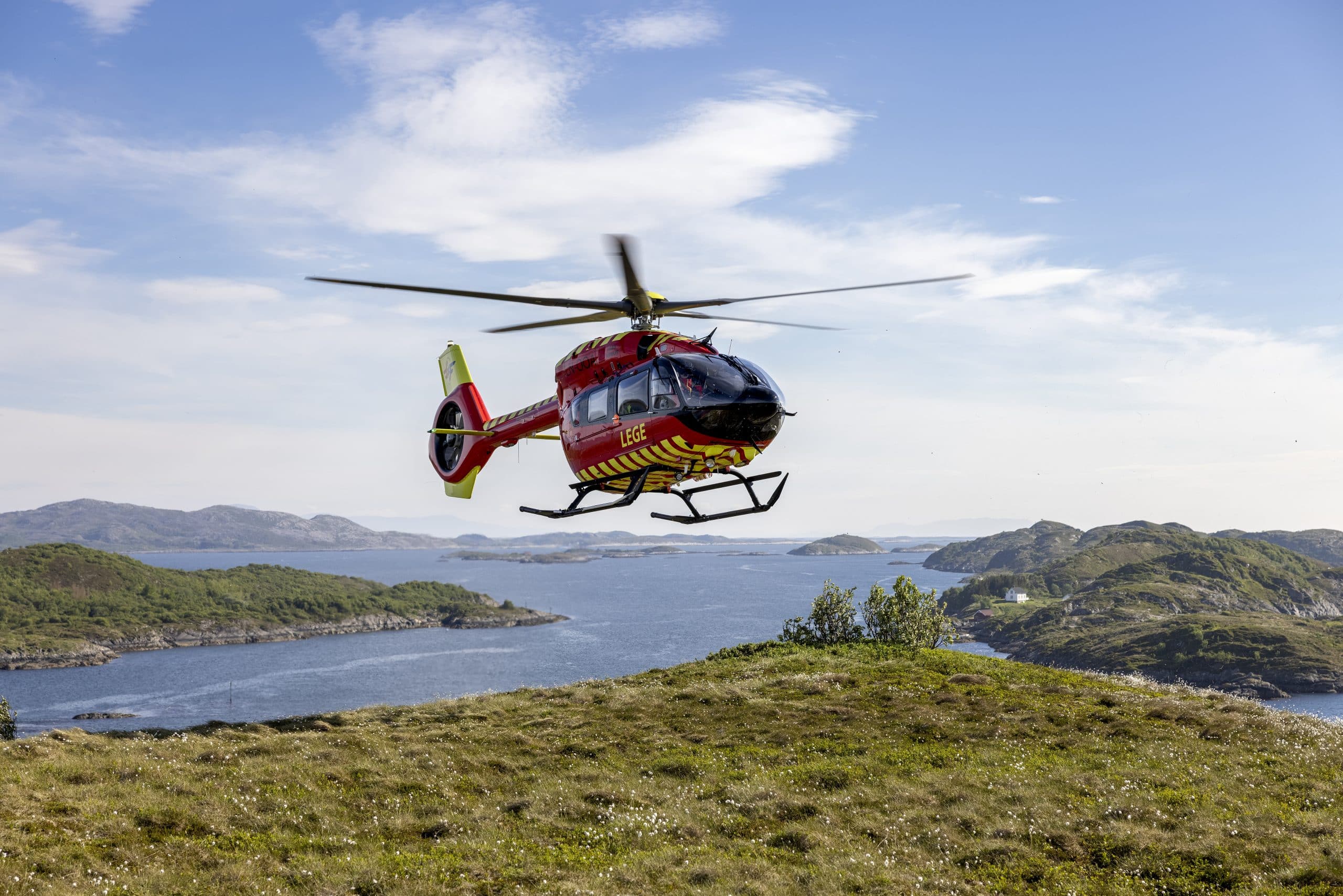 Luftambulanens utviklingshelikopter fotografert ved Brønnøysund
