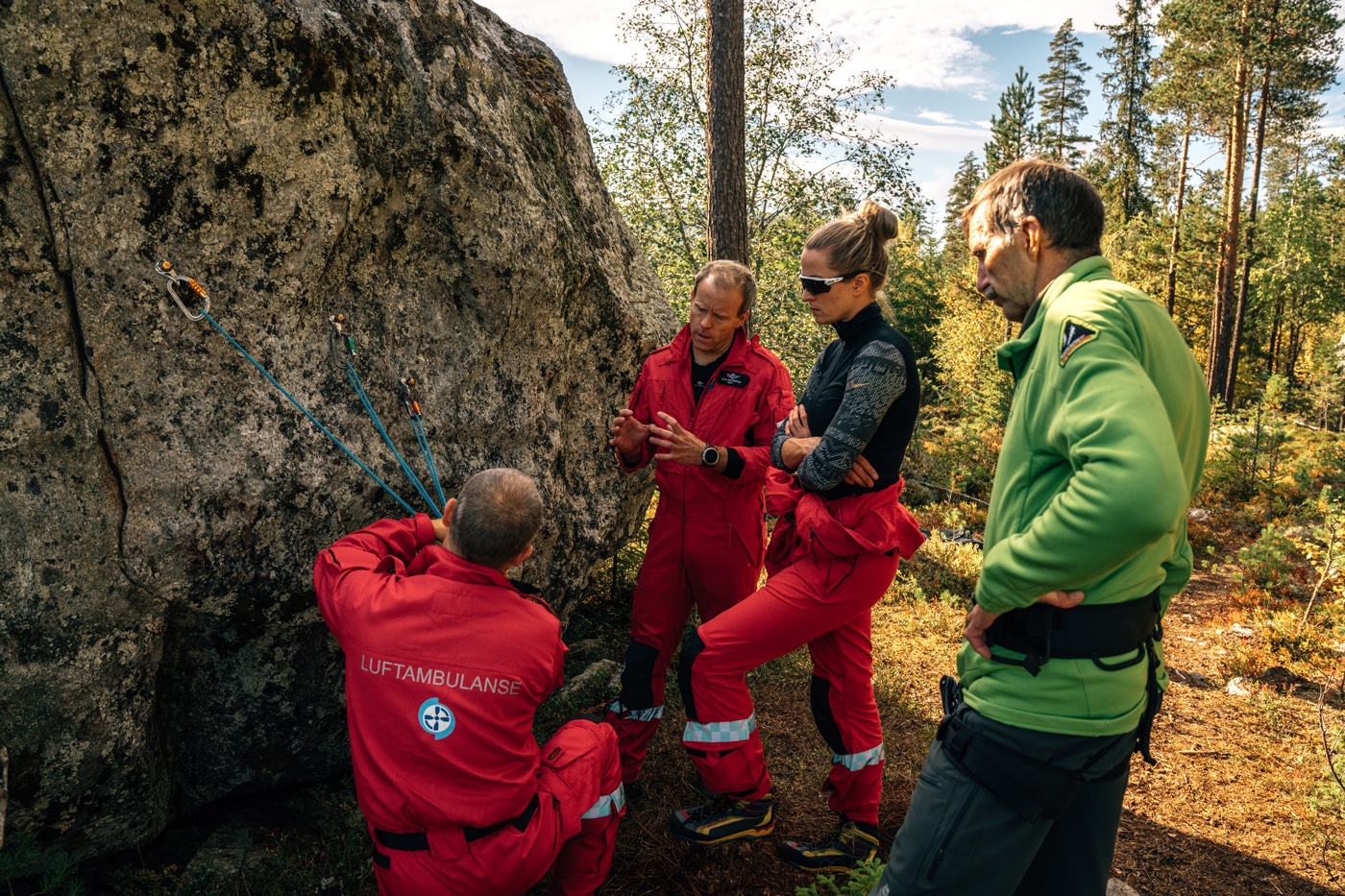På dette bildet er redningsmann Anders Kroken, pilot Kjell Ove Frøyset, lege Kristin Fagereng og Ole Johan Sæther fra NARG Romsdal.