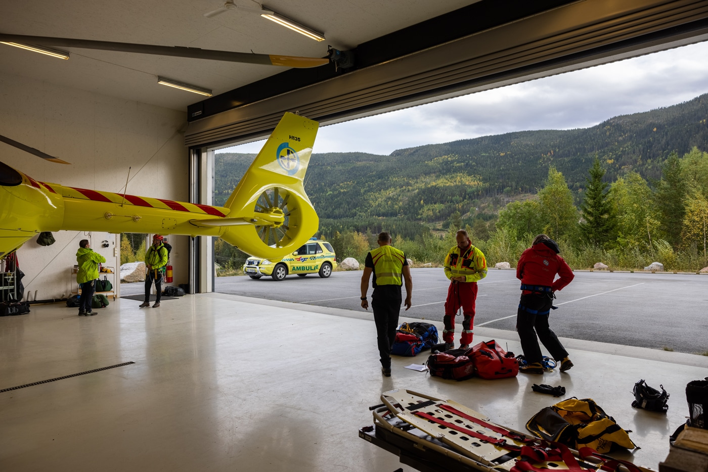 Assisterende redningsteknisk sjef i Norsk Luftambulanse, Espen Witzøe, fremhever betydningen av luftambulansens samarbeid med annet redningspersonell.