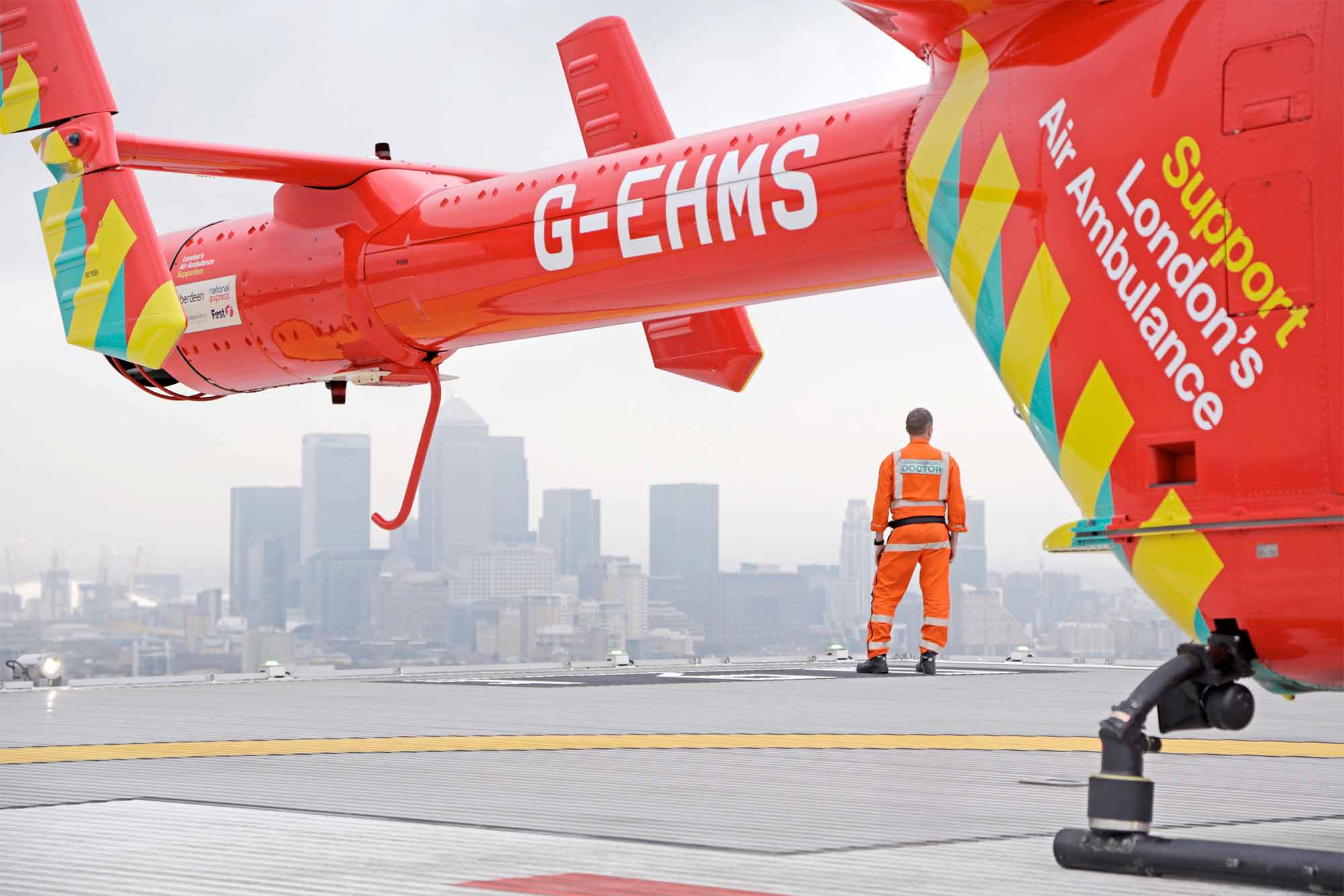 Marius Rehn ser utover London fra helikopterlandingsplassen.
