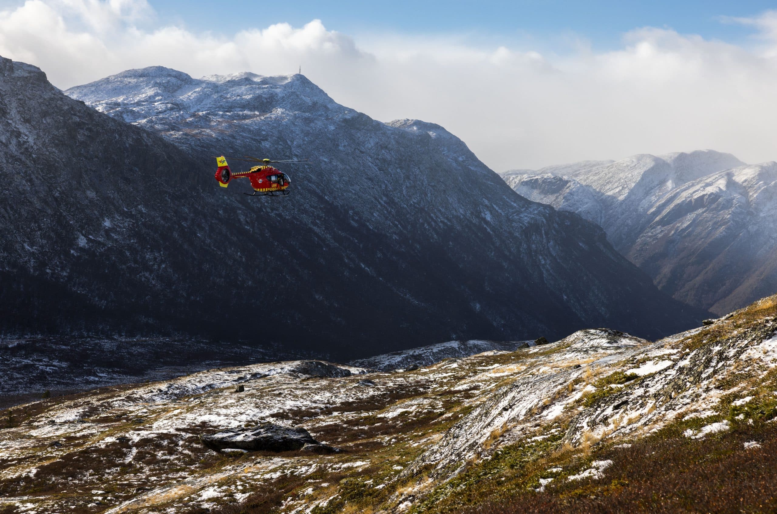 Utviklingshelikoptret flyr i Lom over fjell med snø
