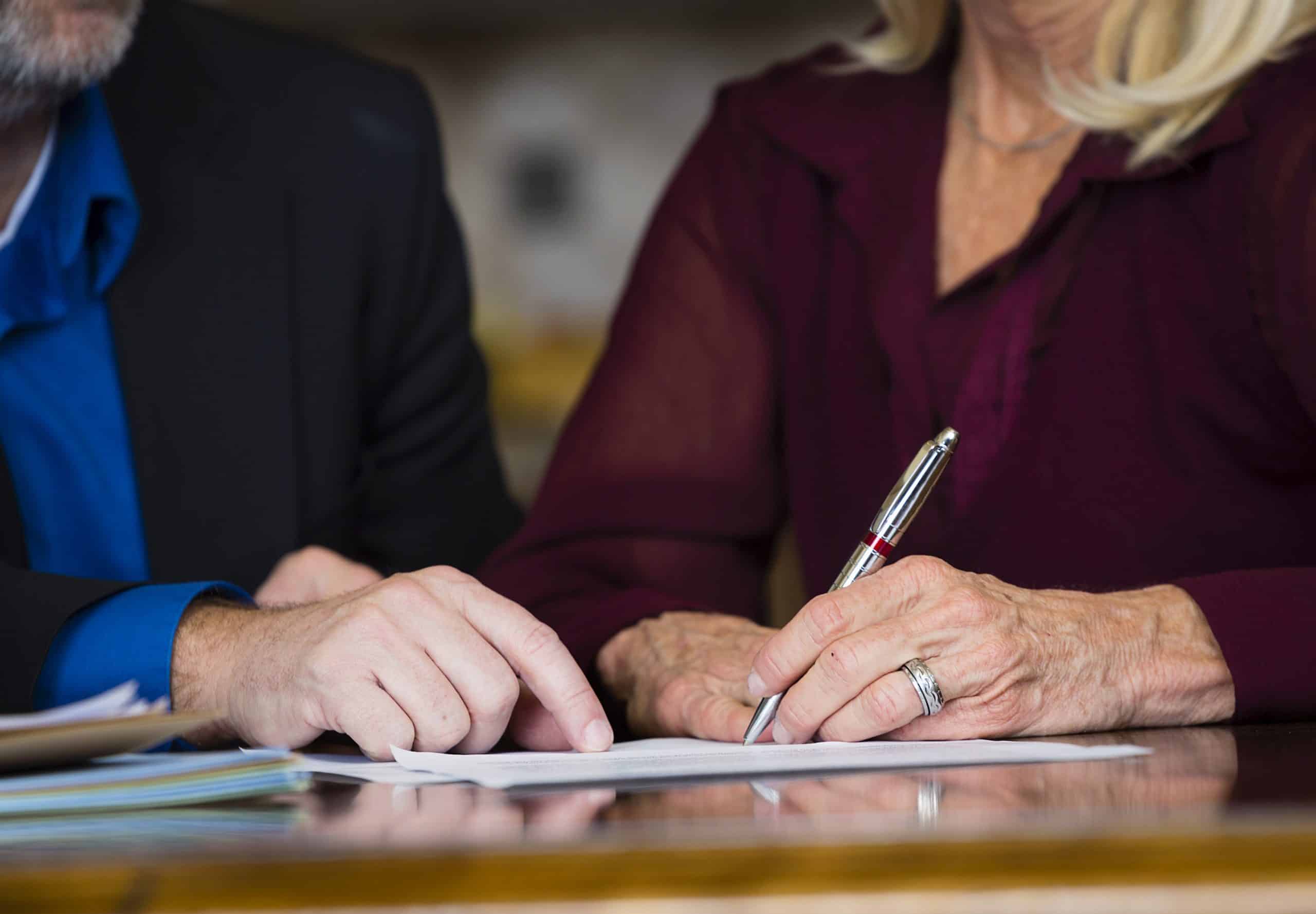 Arv og testamentariske gaver: Et eldre par signerer et testament