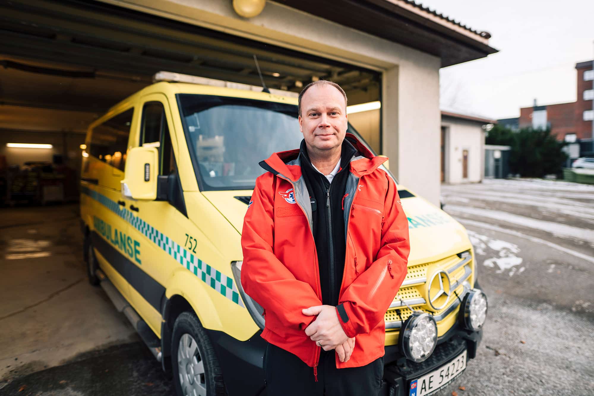 Portrett av fagutvikler Mats Callisen foran en ambulanse.