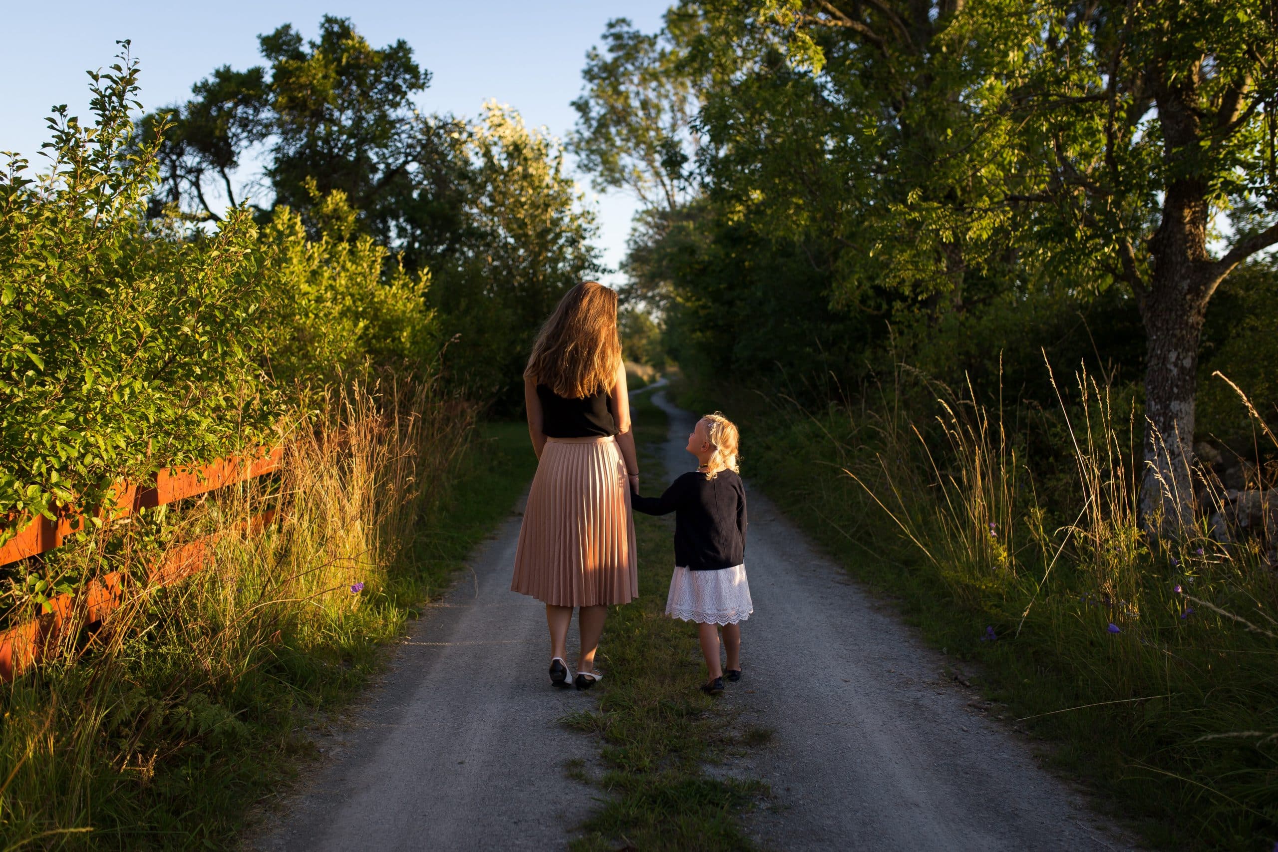 Mor og datter går sammen på en landevei