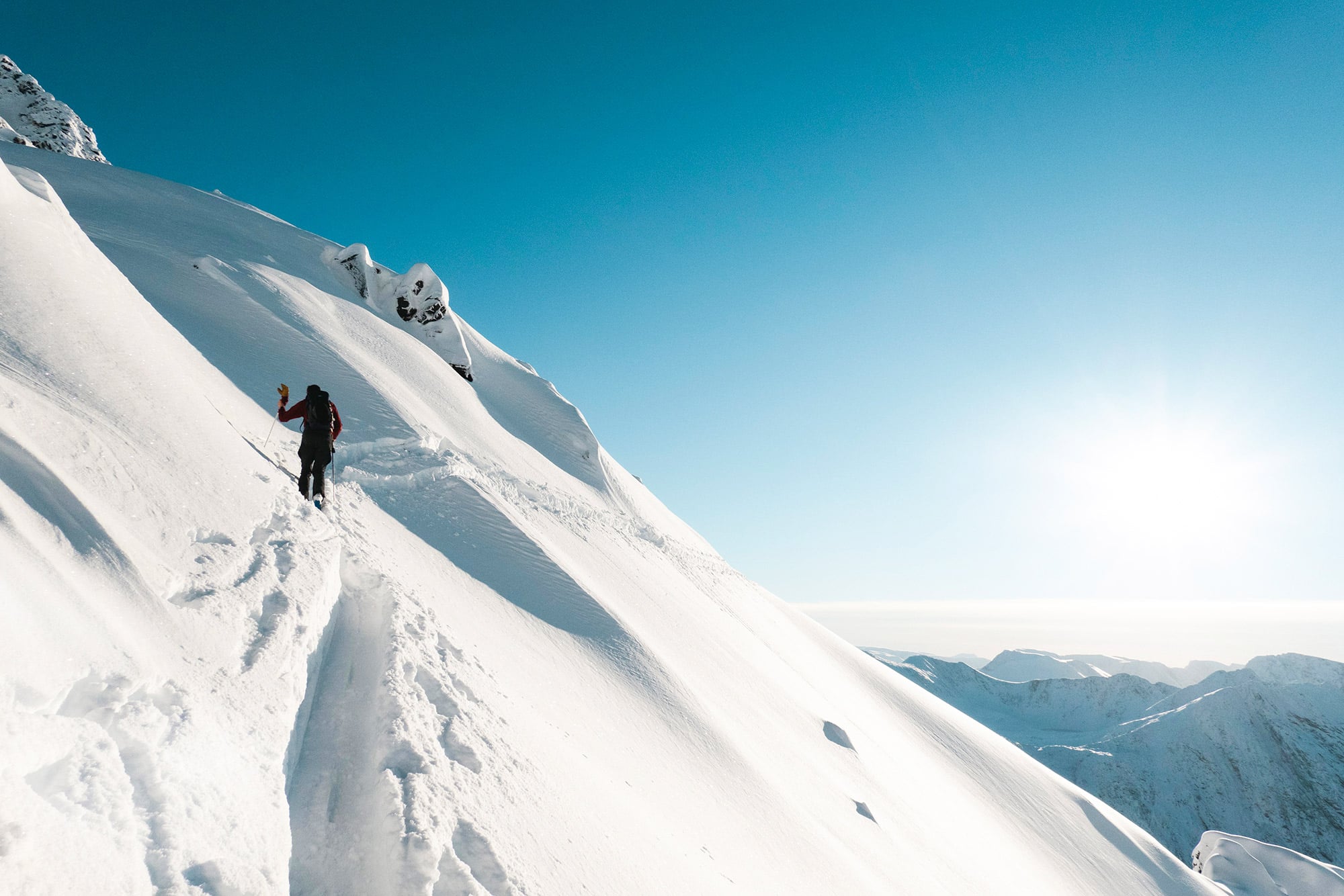 Nikolai Schirmer (30) lever av å kjøre ned ekstremt bratte fjellsider på ski. Hittil har han klart seg uten hjelp i norske fjell, men i høst tok flaksen slutt.