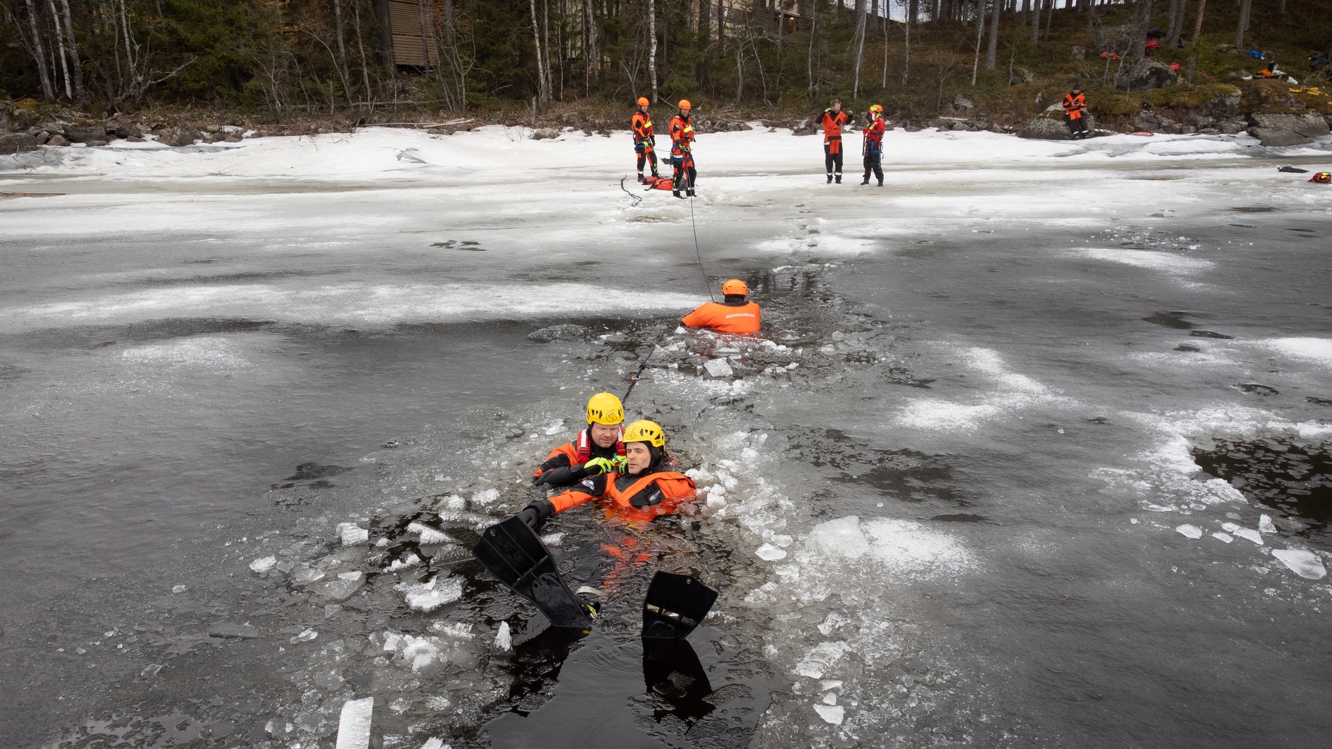 Redningsmenn øver på redning på is og vannoverflater
