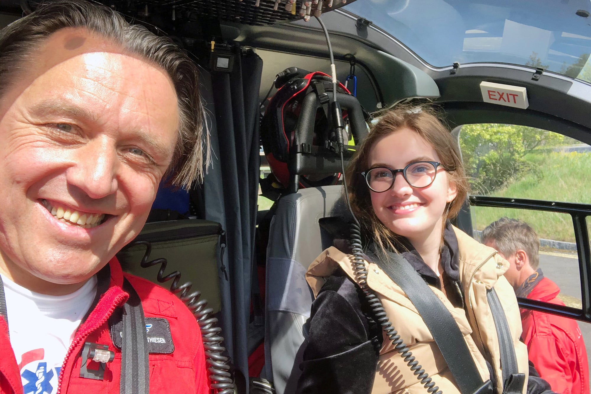 Luftambulansepilot Geir Arne Mathisen tar selfie med Emilie i helikoptercockpiten.