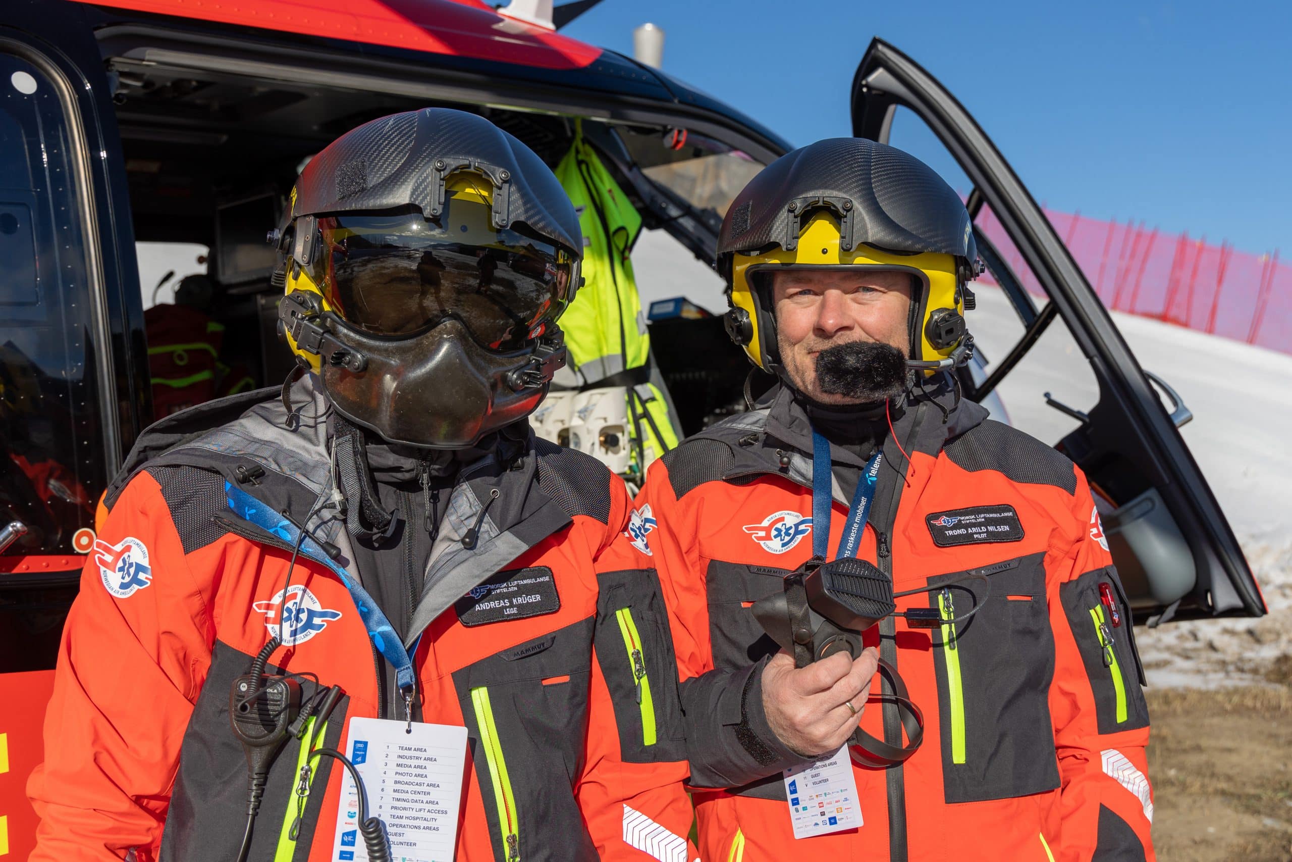 Pilot Trond Arild Nilsen (til høyre) vil teste den støydempende effekten av ansiktsskjerm, vindpels og en maske med innebygget mikrofon. Her med lege Andreas Krüger. 