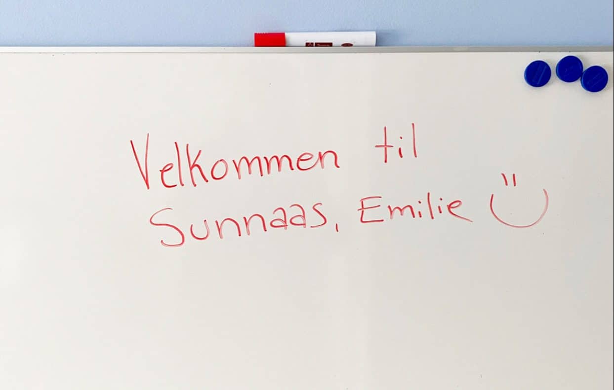 Hvit tavle, der det står Velkommen til Sunnaas, Emilie, samt et smilefjes..