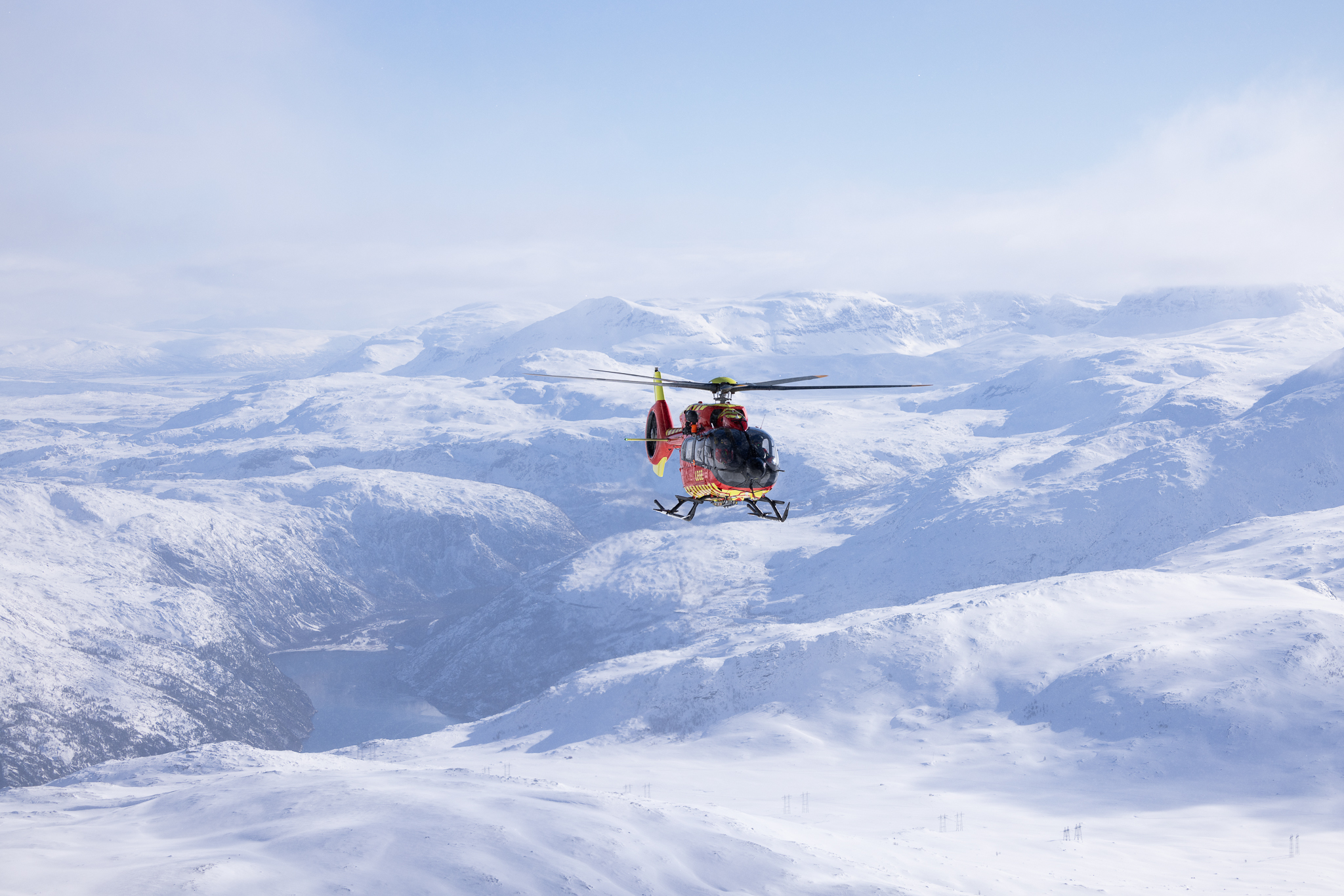 Utviklingshelikoptret flyr rundt fjell