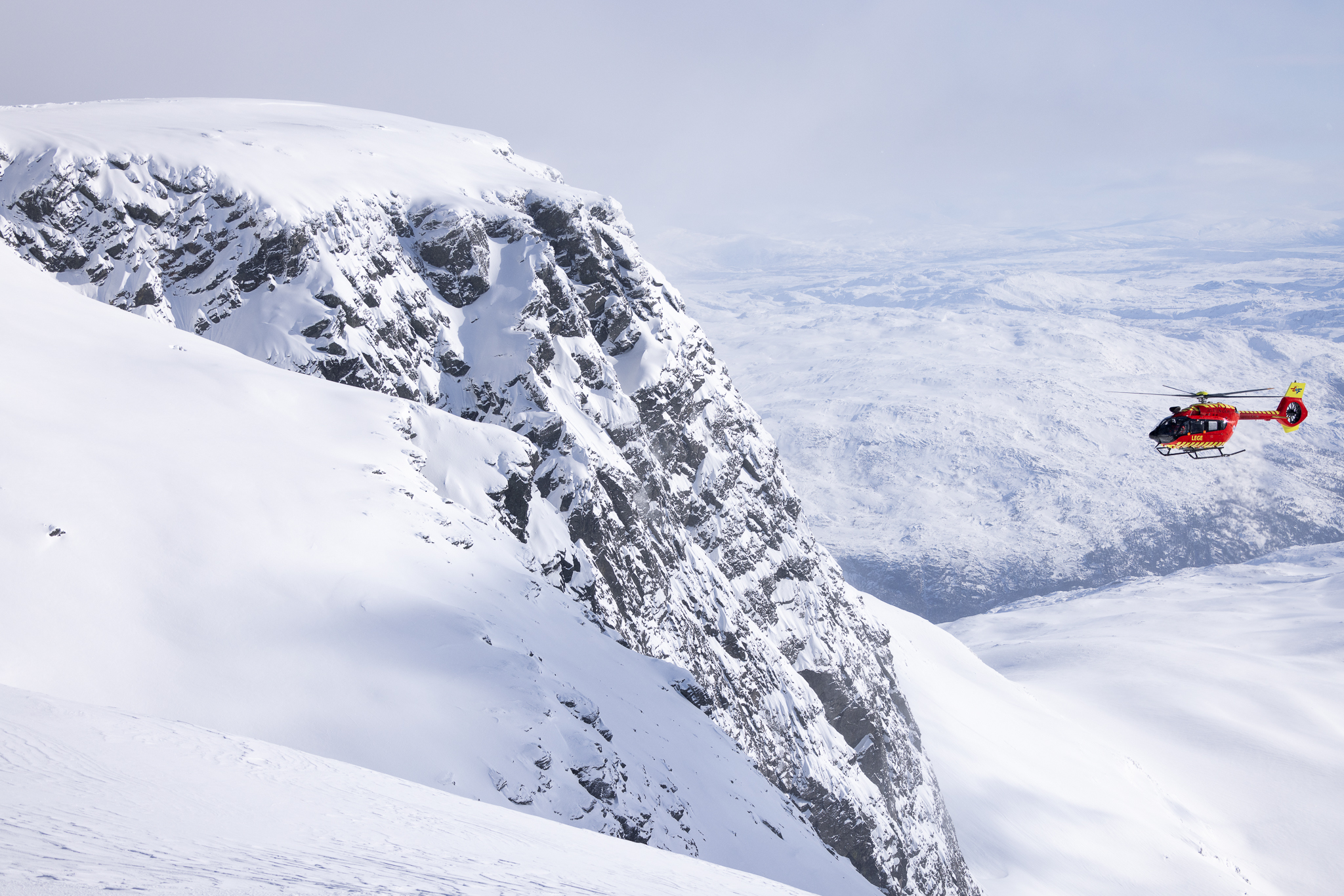 Utviklingshelikoptret flyr rundt fjell