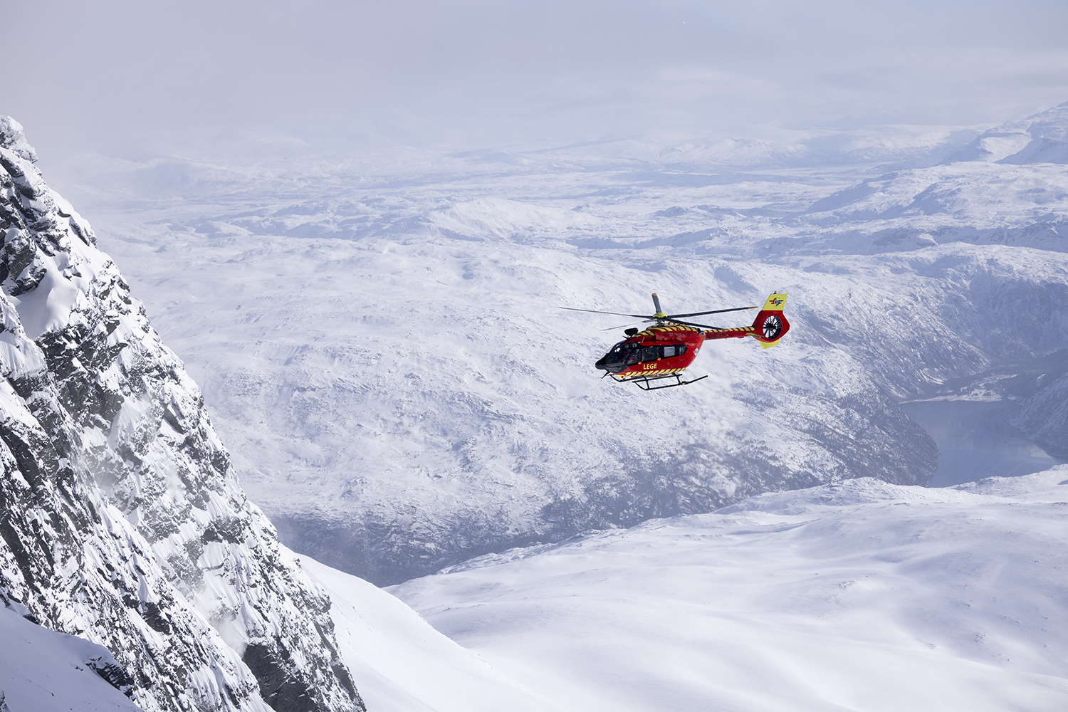 Utviklingshelikoptret flyr rundt fjell
