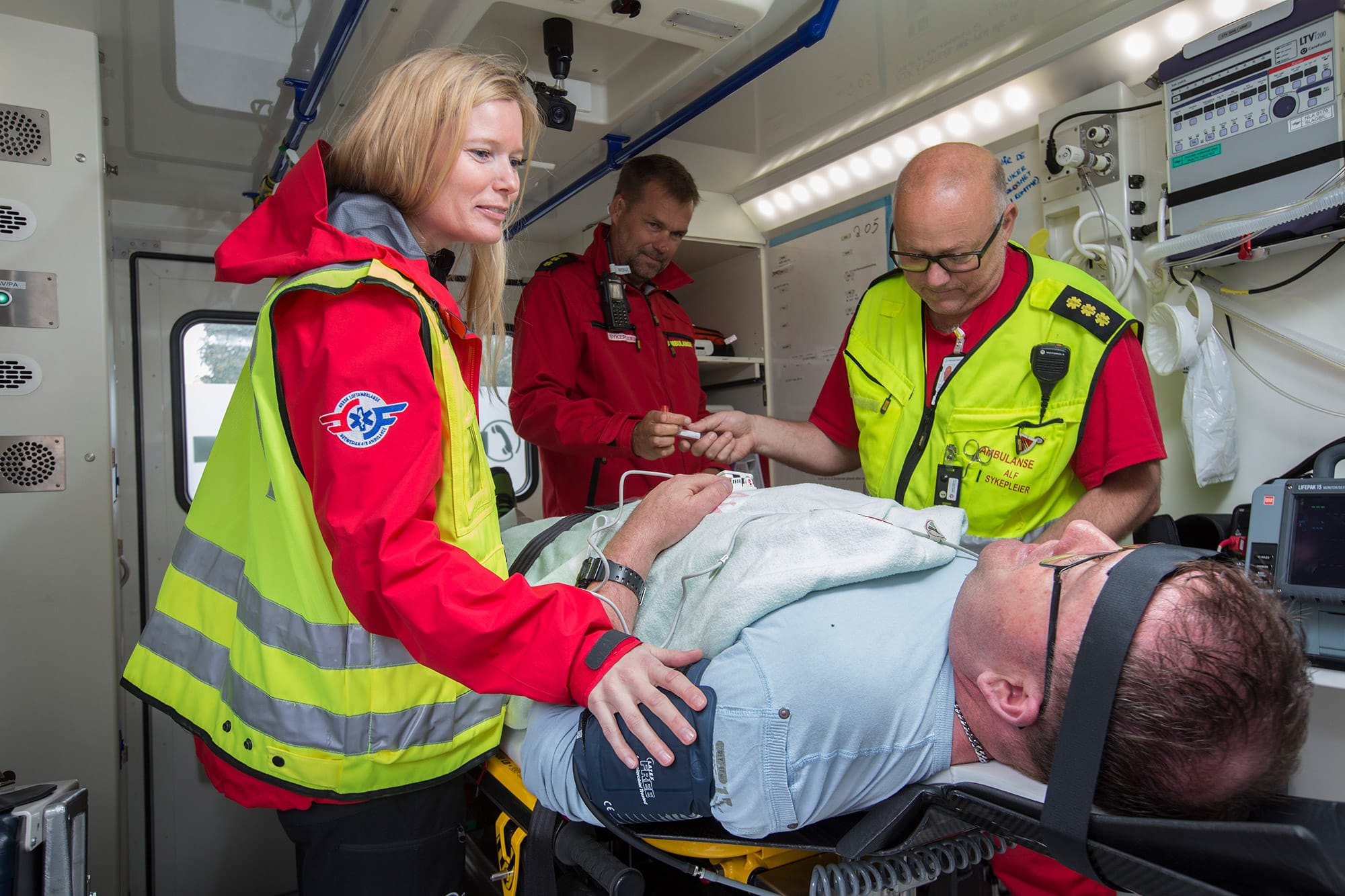 Crew i ambulanse med pasient 
