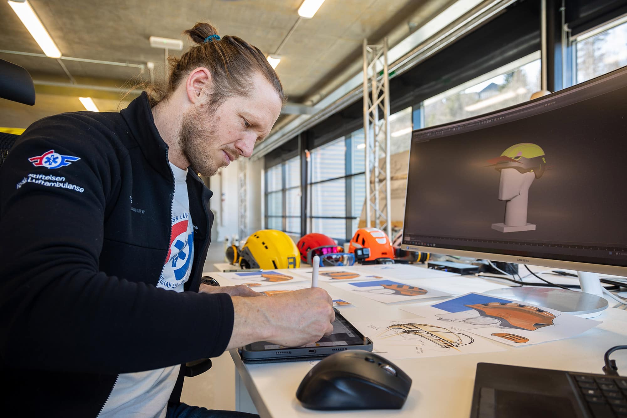 Ingeniør i profiltør fra Norsk Luftambulanse designer hodeplagg på skjerm