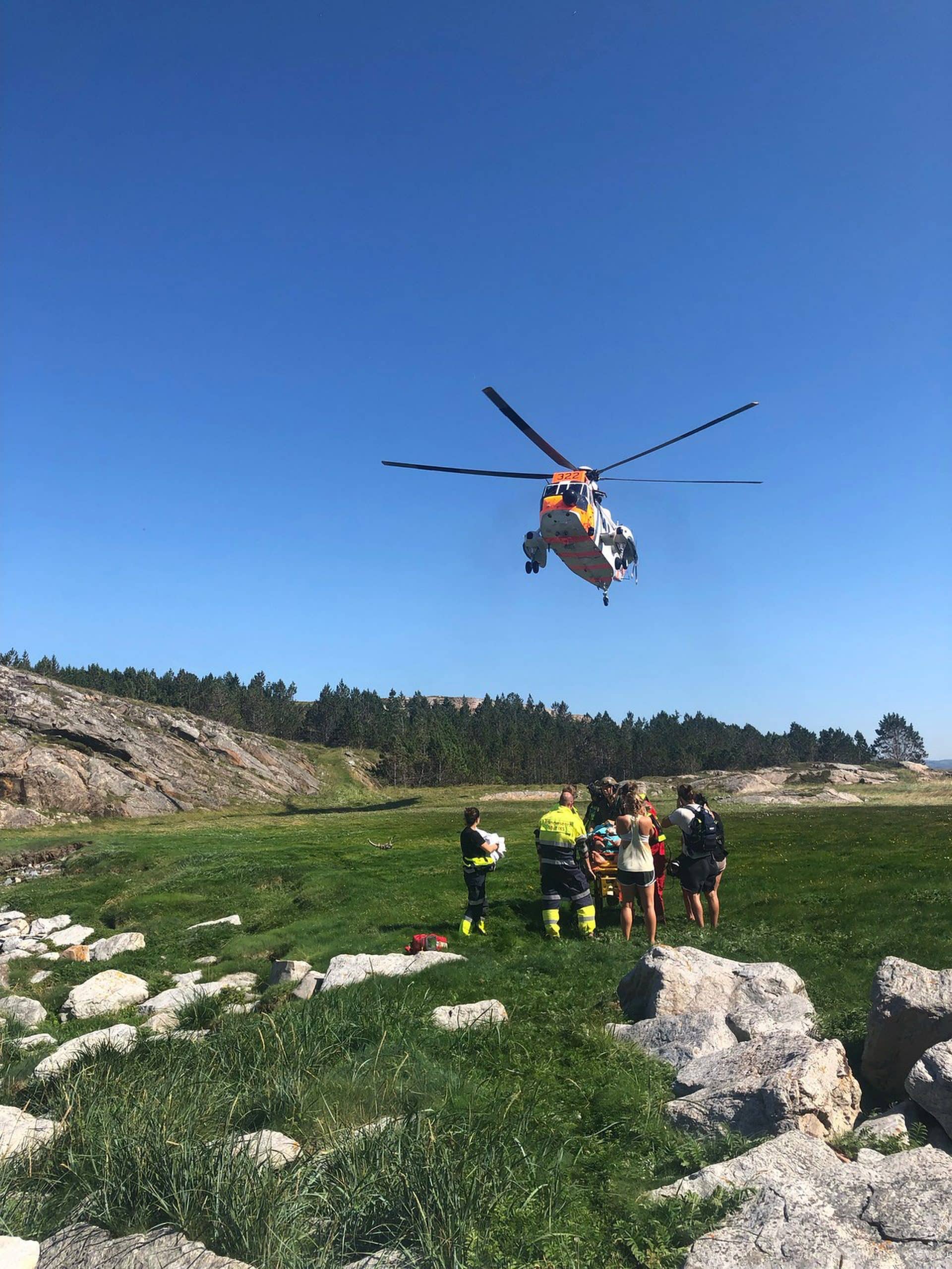 Einar blir tatt med i SeaKing-helikopteret på Hepsøya