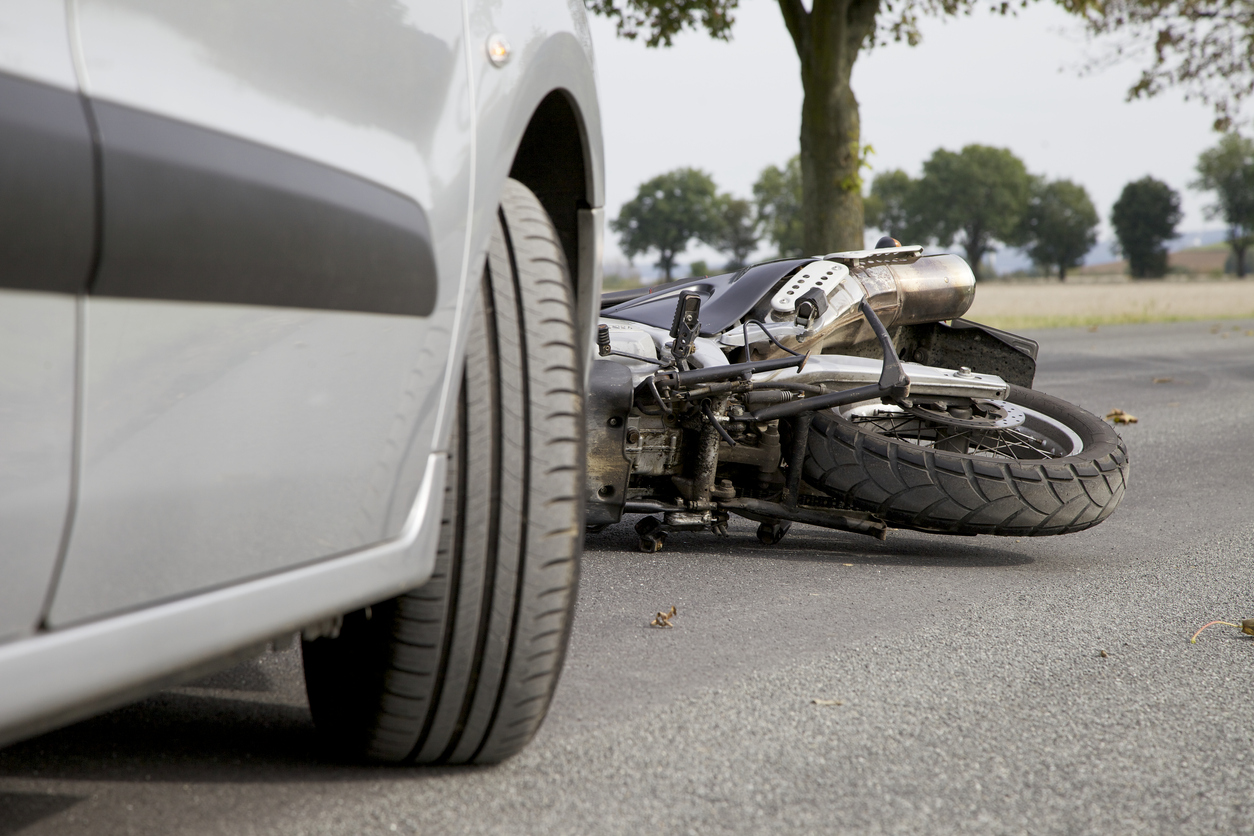 Ulykke mellom bil og motorsykkel