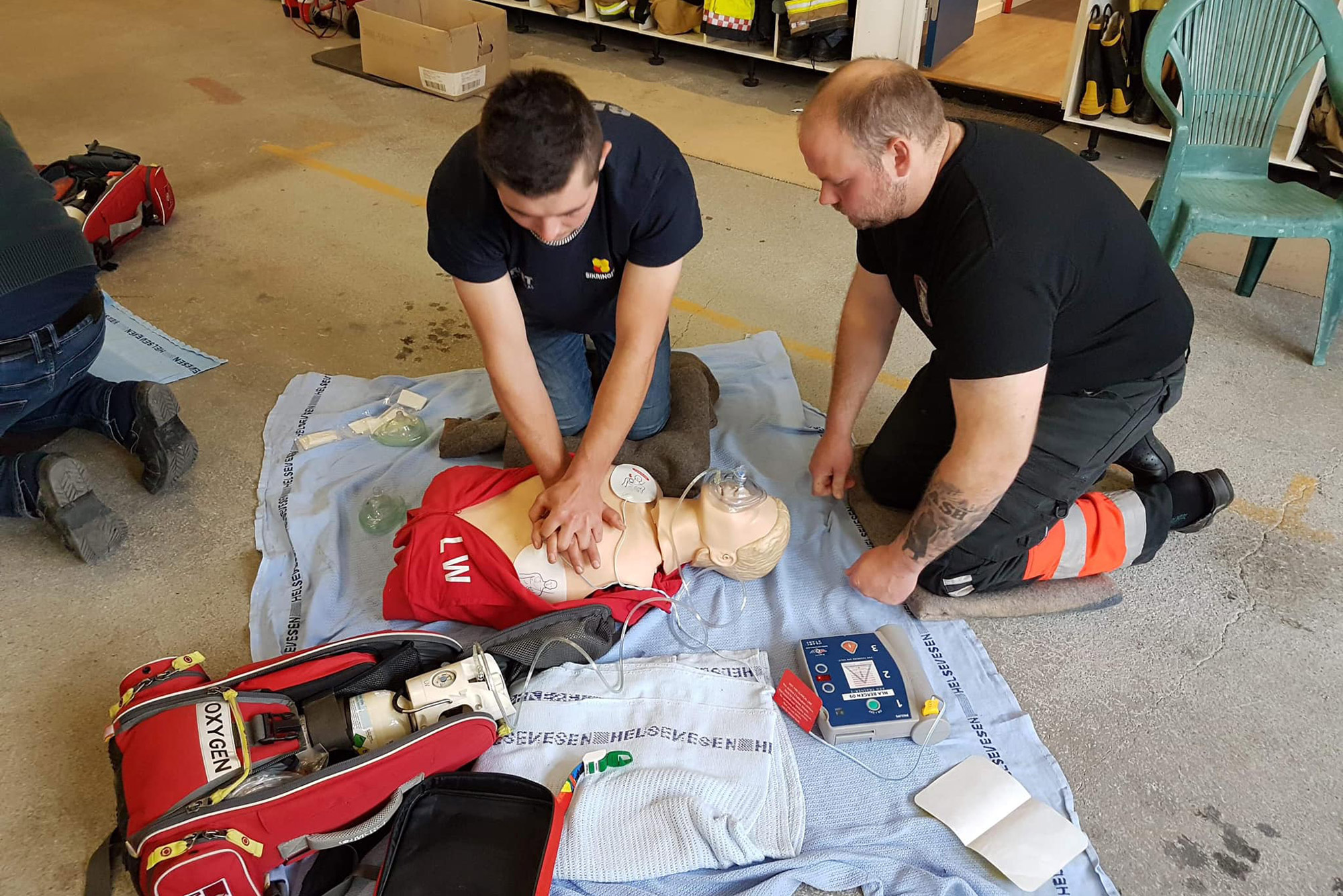 Brannmenn øver på hjerte-lungeredning under Akutthjelper-trening