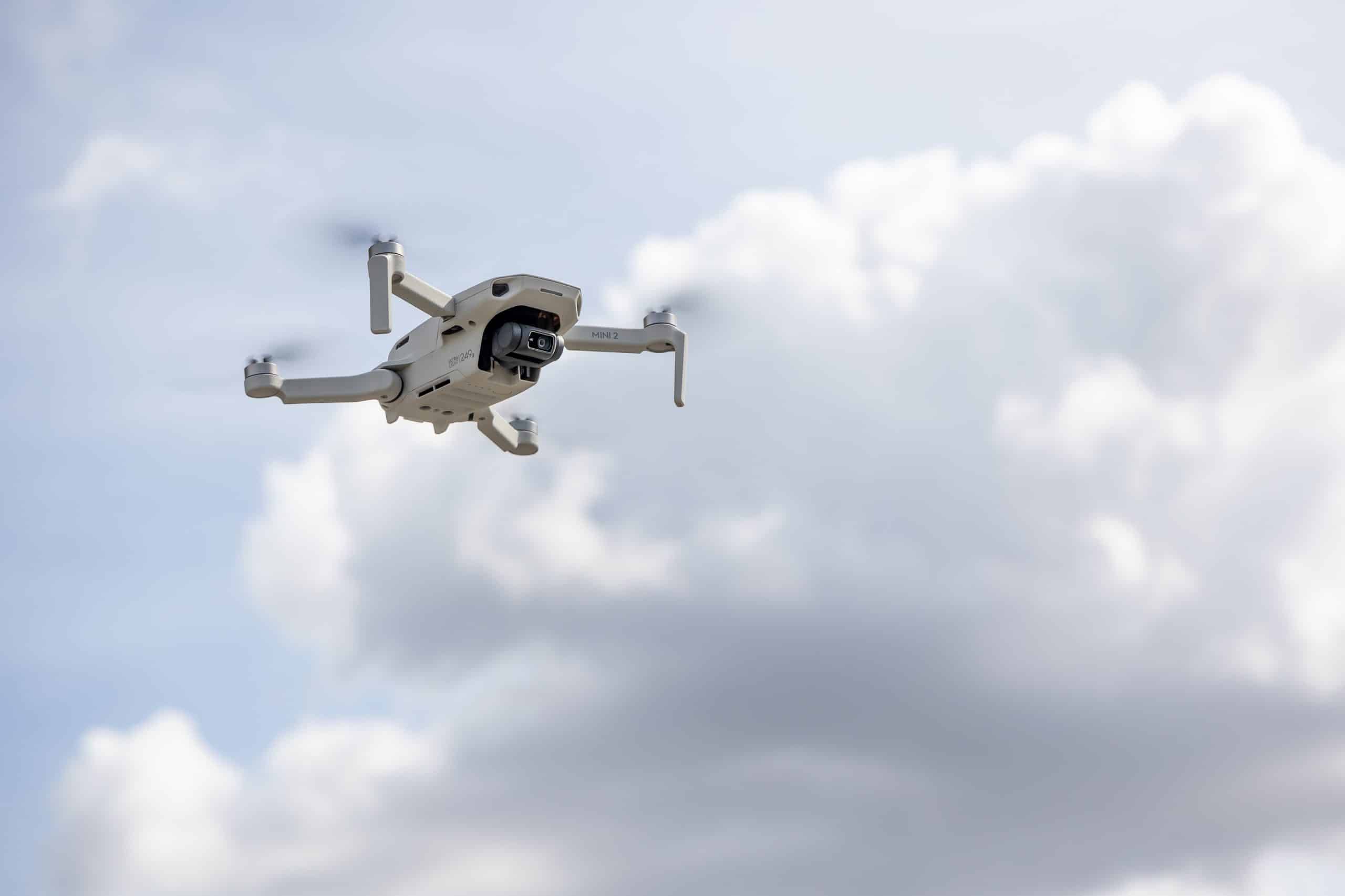 Bilde av drone i lufta. Norsk luftambulanse og Avinor samarbeider om et nytt dronevarslingssystem, som gir helikopterpiloter varsel dersom de flyr i nærheten av droner.