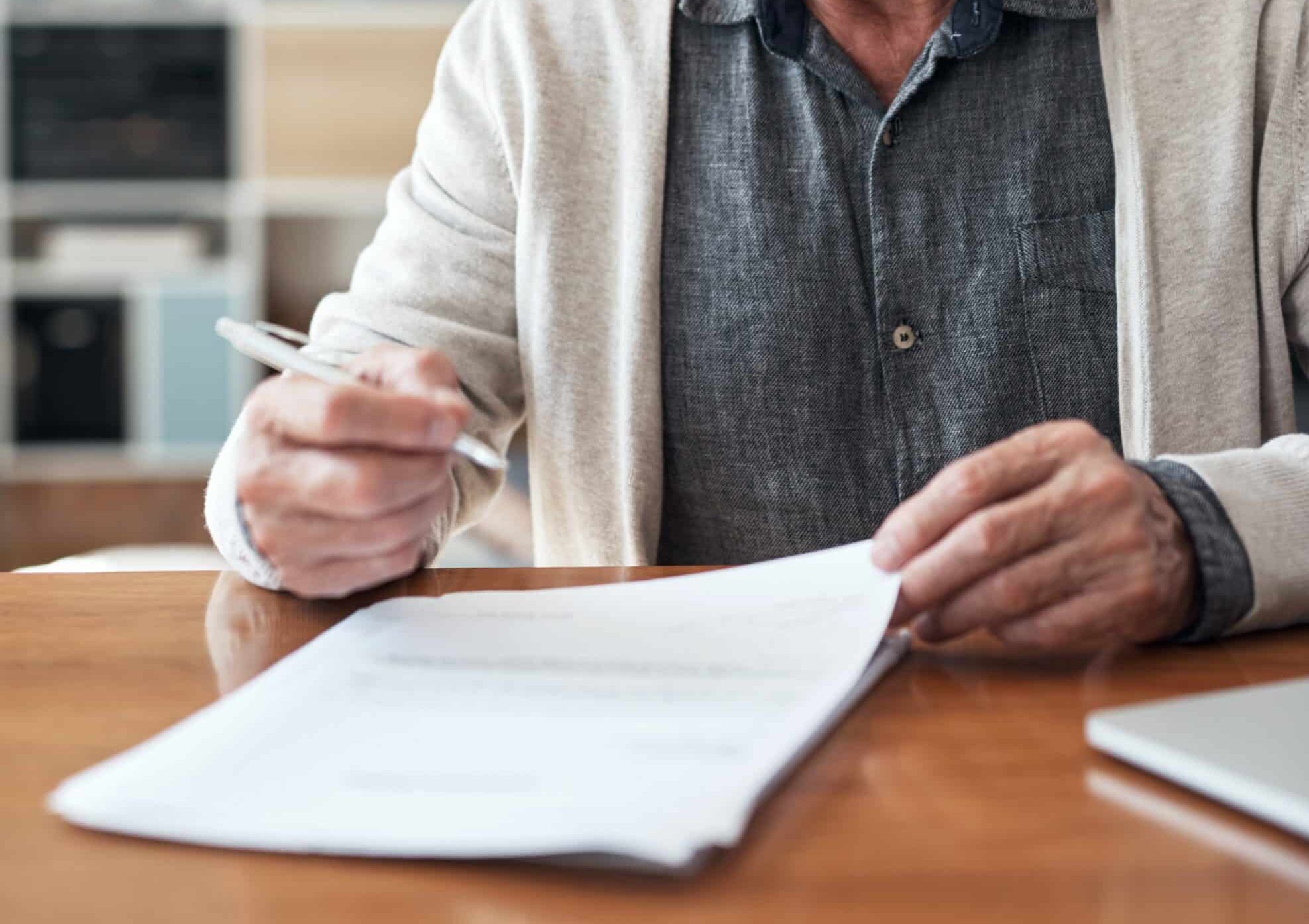 Illustrasjonsbilde: Mann signerer dokumenter