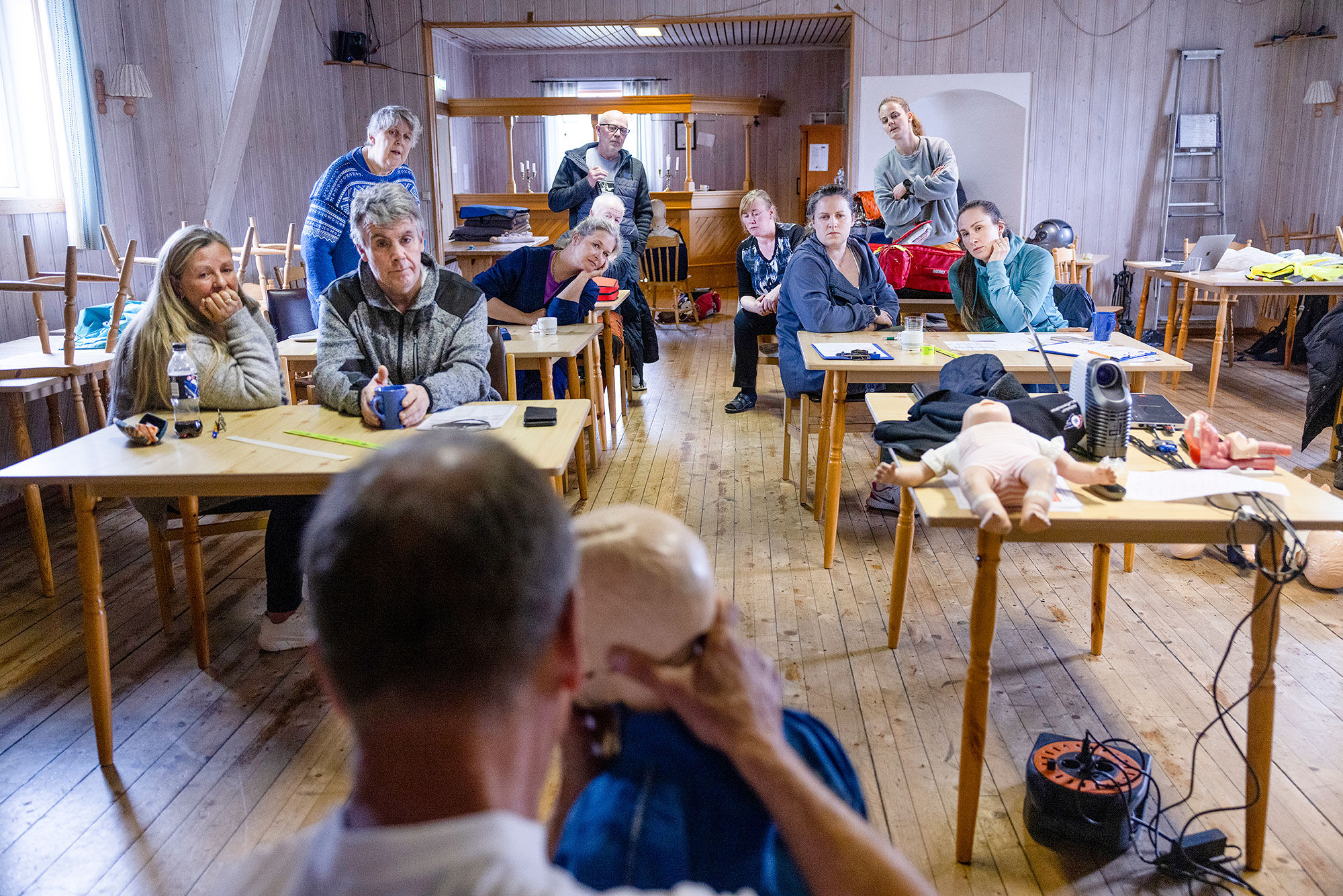 Akutthjelpere i Gjesvær får opplæring i livreddende kunnskap av Bjørn Bjerkan. Her representert ved frie luftveier.