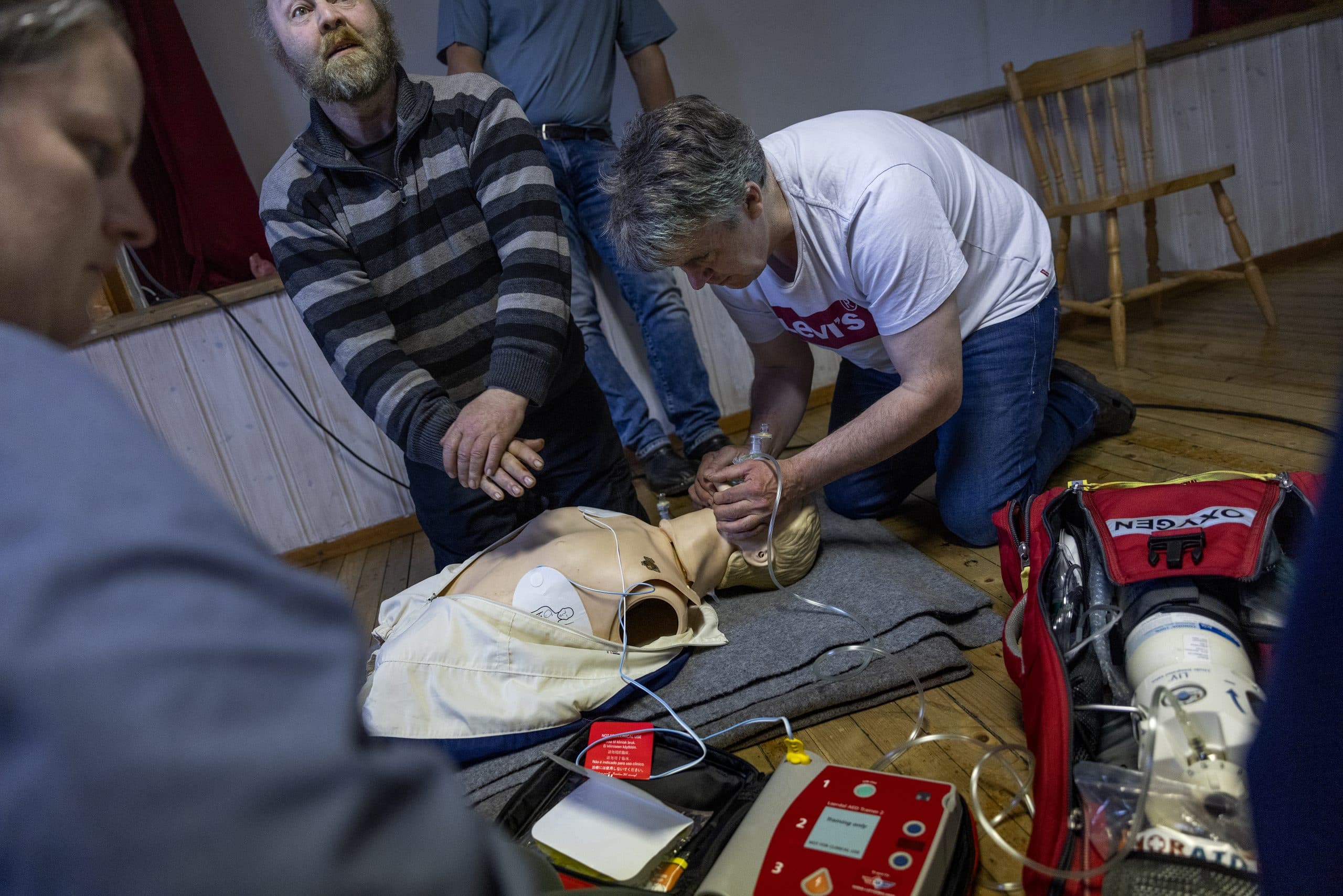 Iselin Vian, Yngve Alseth og Ronny Sandnes øver på hjerte-lunge-redning. Bildet er tatt ifm. opplæring av Akutthjelpere i Gjesvær i Finnmark.